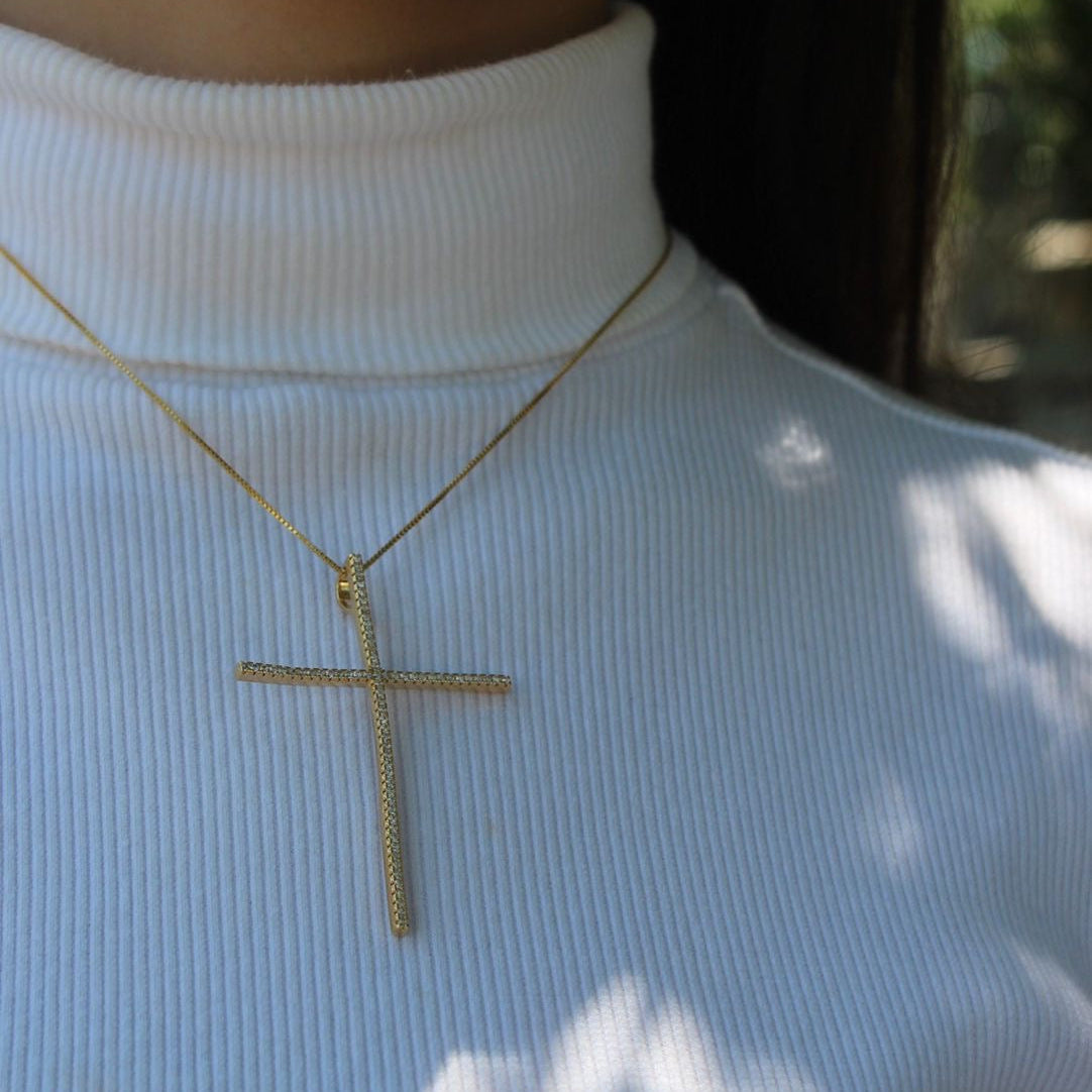 Colar com Cruz adornada com zircônias redondas dourado