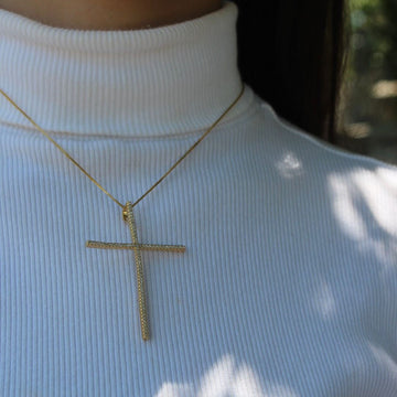 Colar com Cruz adornada com zircônias redondas dourado