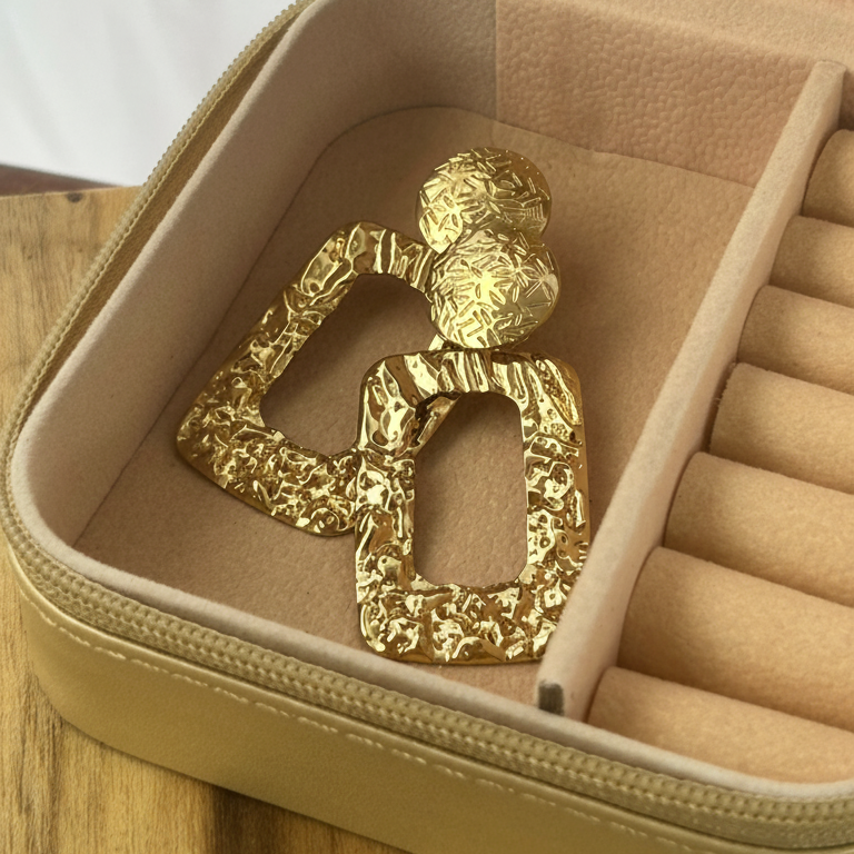 Brinco Quadrado com Textura Dourado