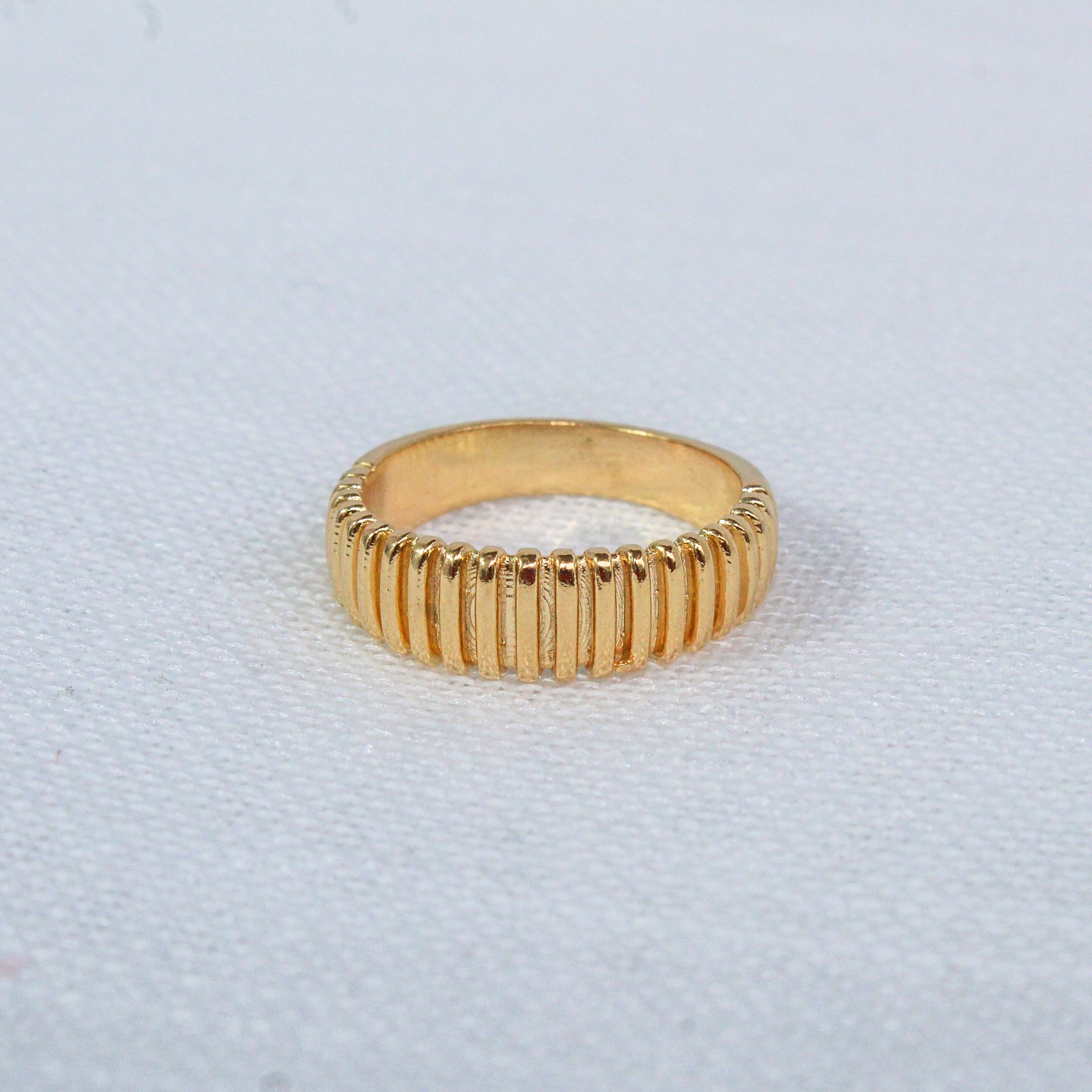 Anel com Frisos Dourado