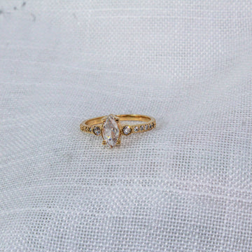 Anel de Zircônias com Zircônia Losangulo Dourado