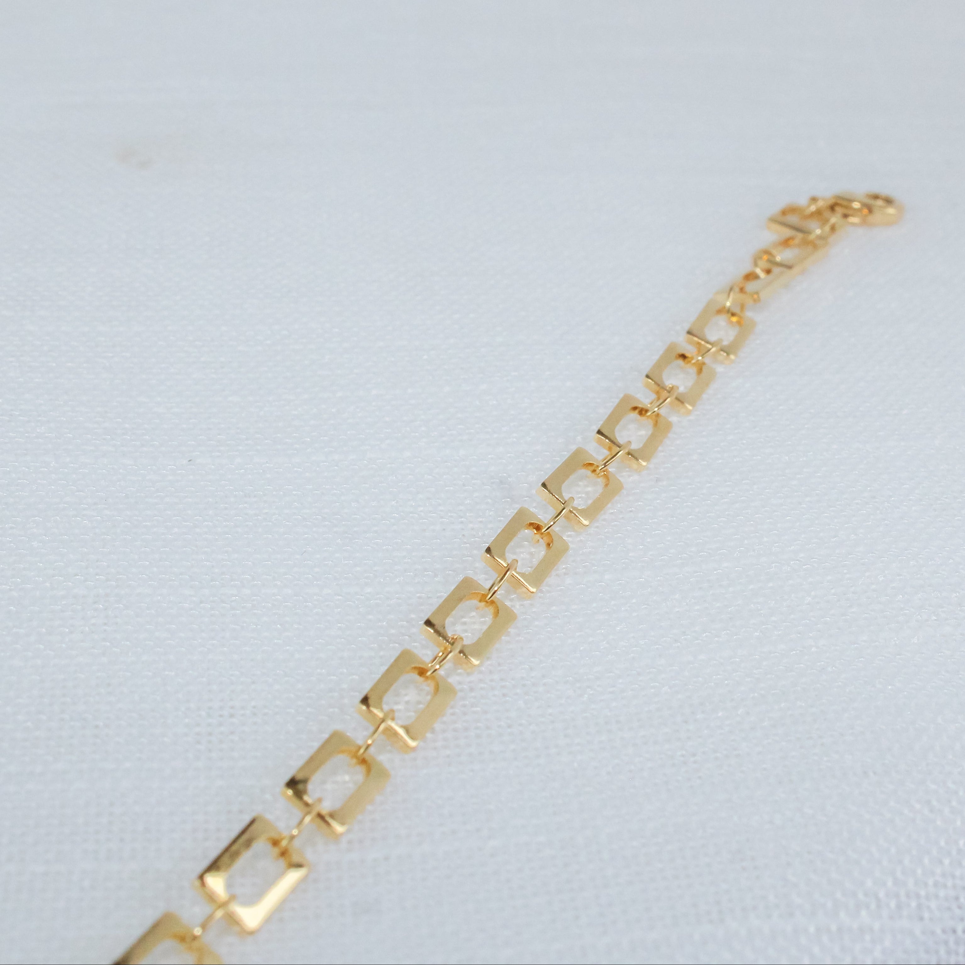 Pulseira de Chapas Quadradas Douradas