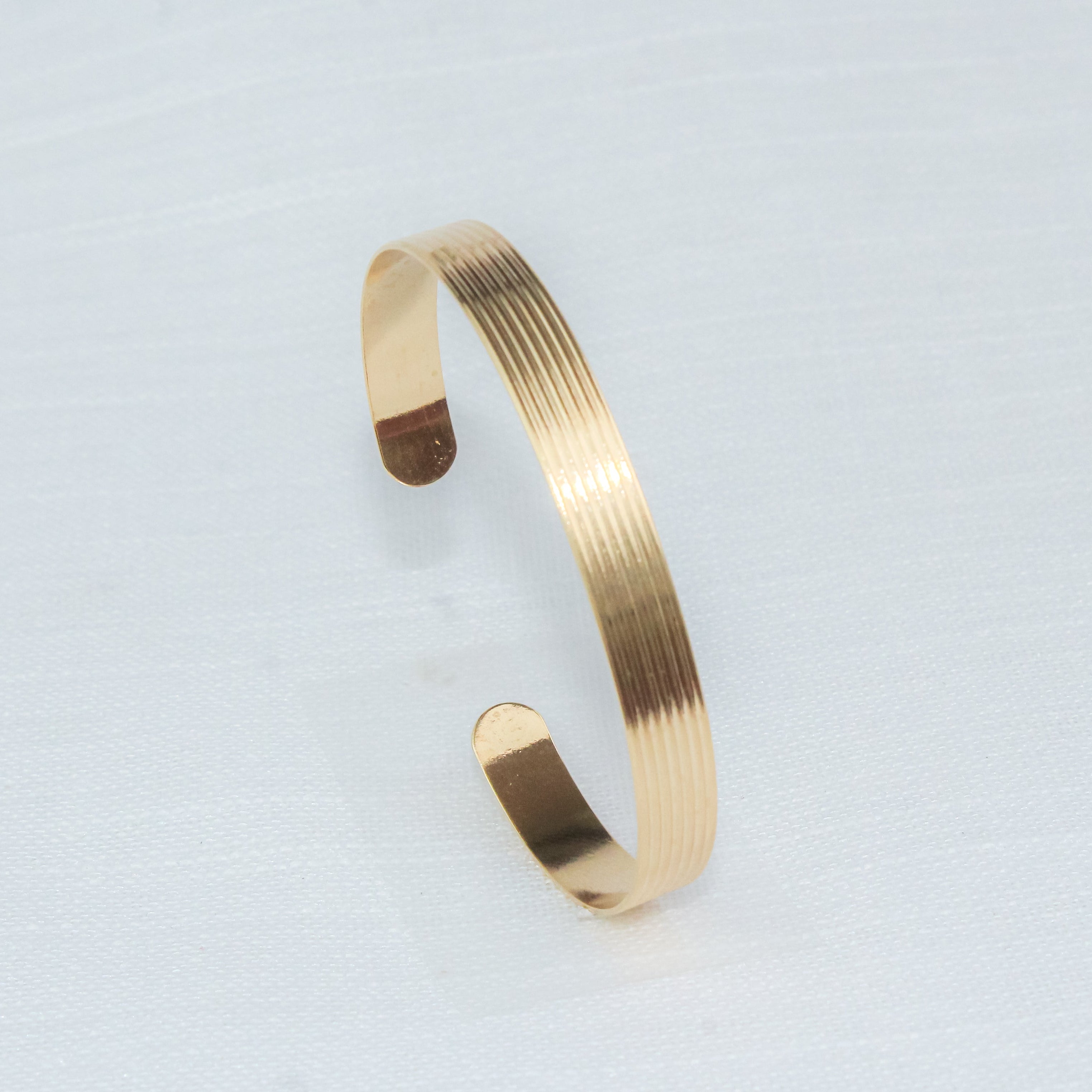 Bracelete Frisos Dourada