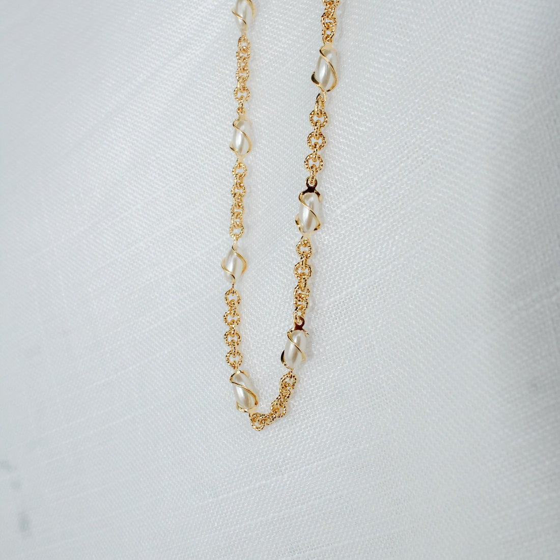 Colar Trançado de Pérolas Dourado