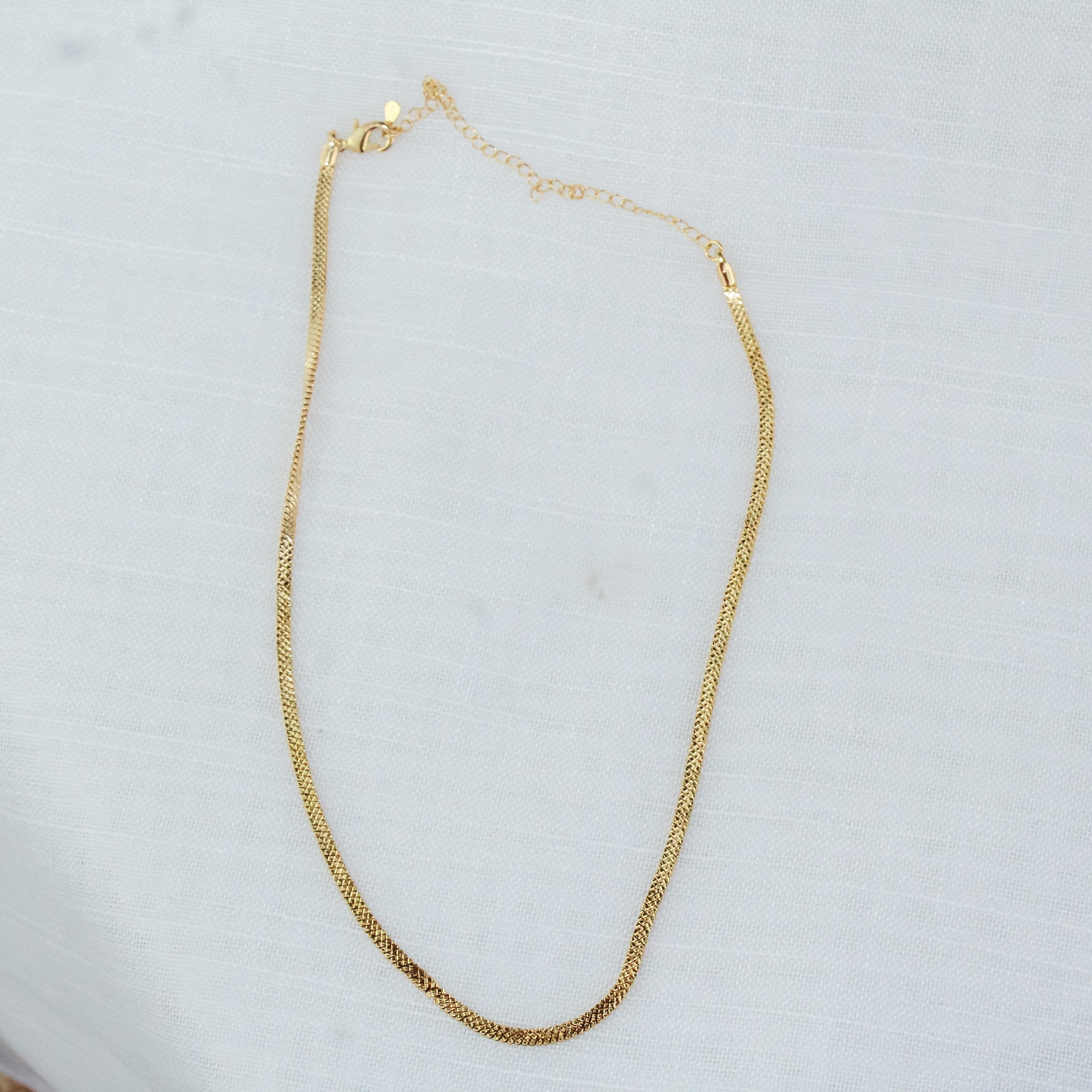 Colar Dourado com Tramas