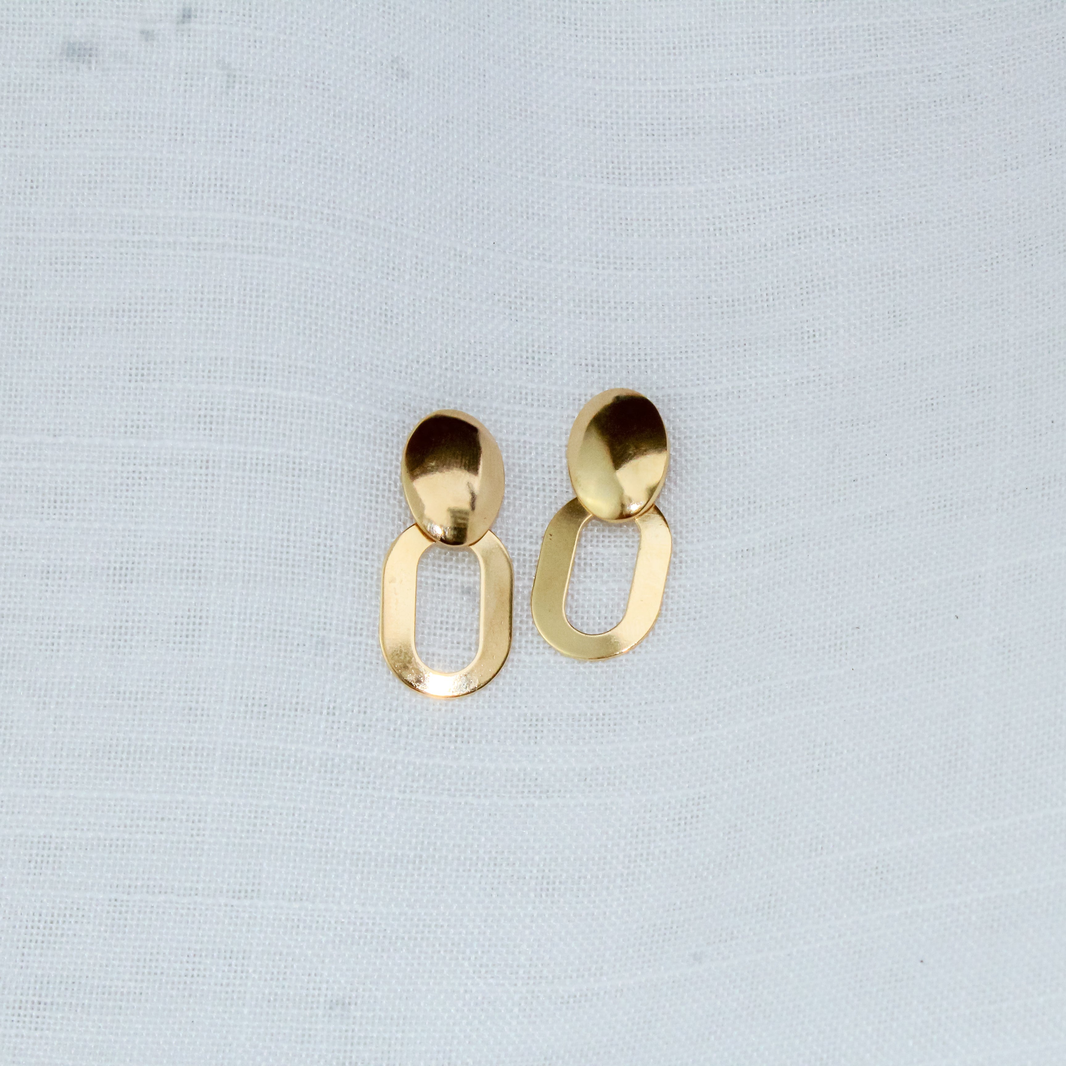 Brinco Oval Chapa Dupla Abaloado Dourado