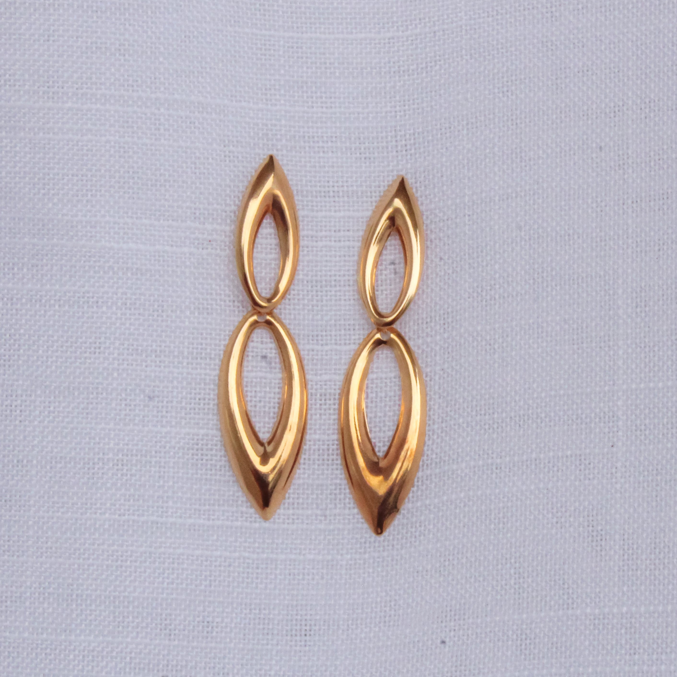 Brinco Alongado Dourado com Duas Gotas