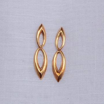 Brinco Alongado Dourado com Duas Gotas