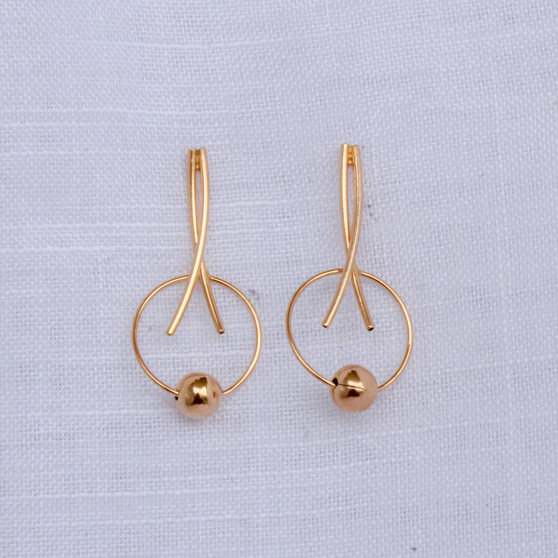 Brinco Linhas Entrelaçadas Com Esfera Dourada