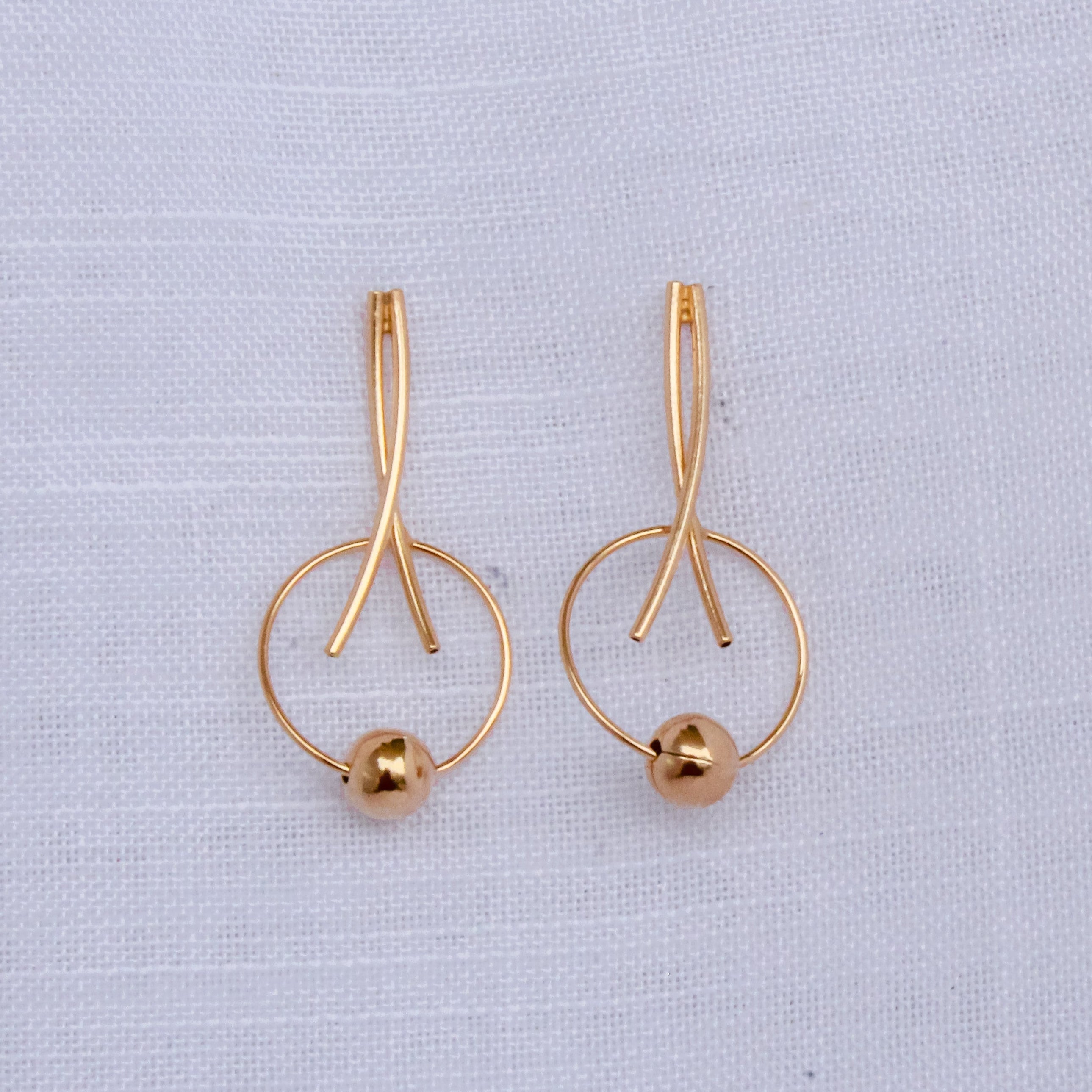 Brinco Linhas Entrelaçadas Com Esfera Dourada