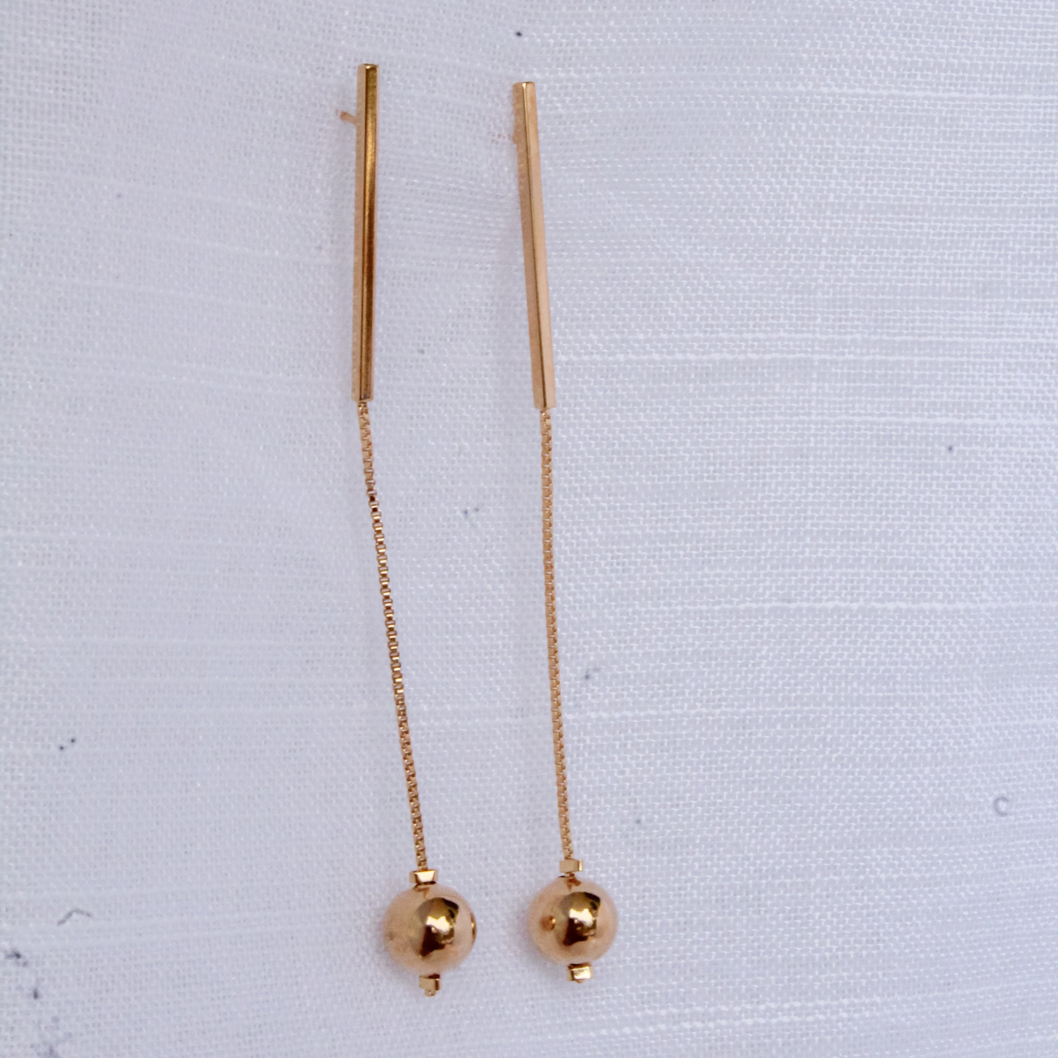 Brinco com Bolinha Pendurada Dourado
