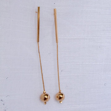 Brinco com Bolinha Pendurada Dourado