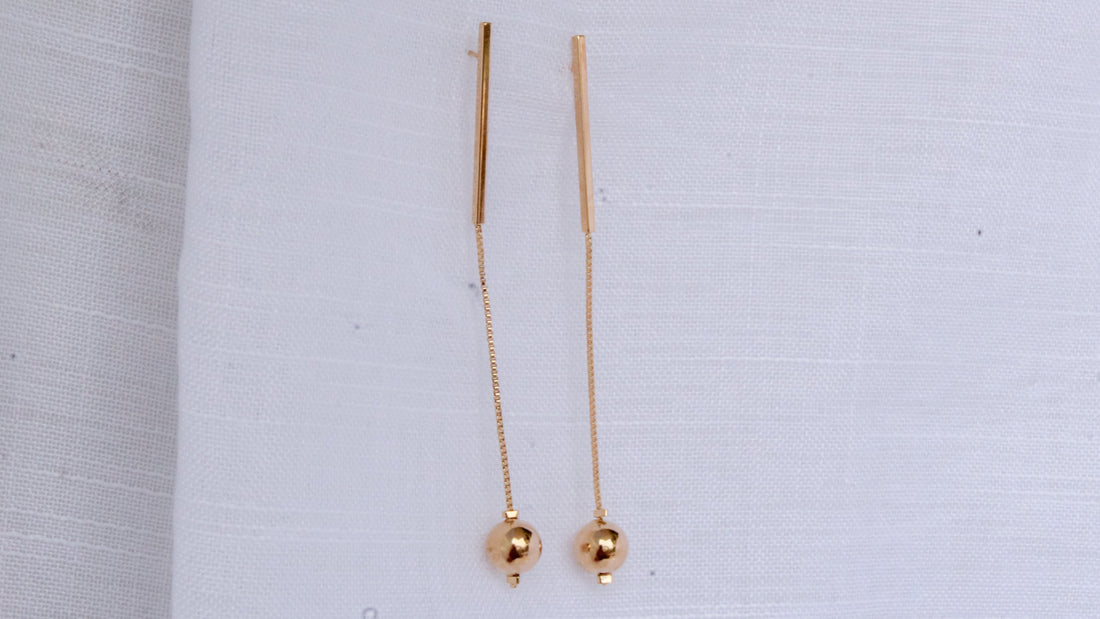 Brinco com Bolinha Pendurada Dourado