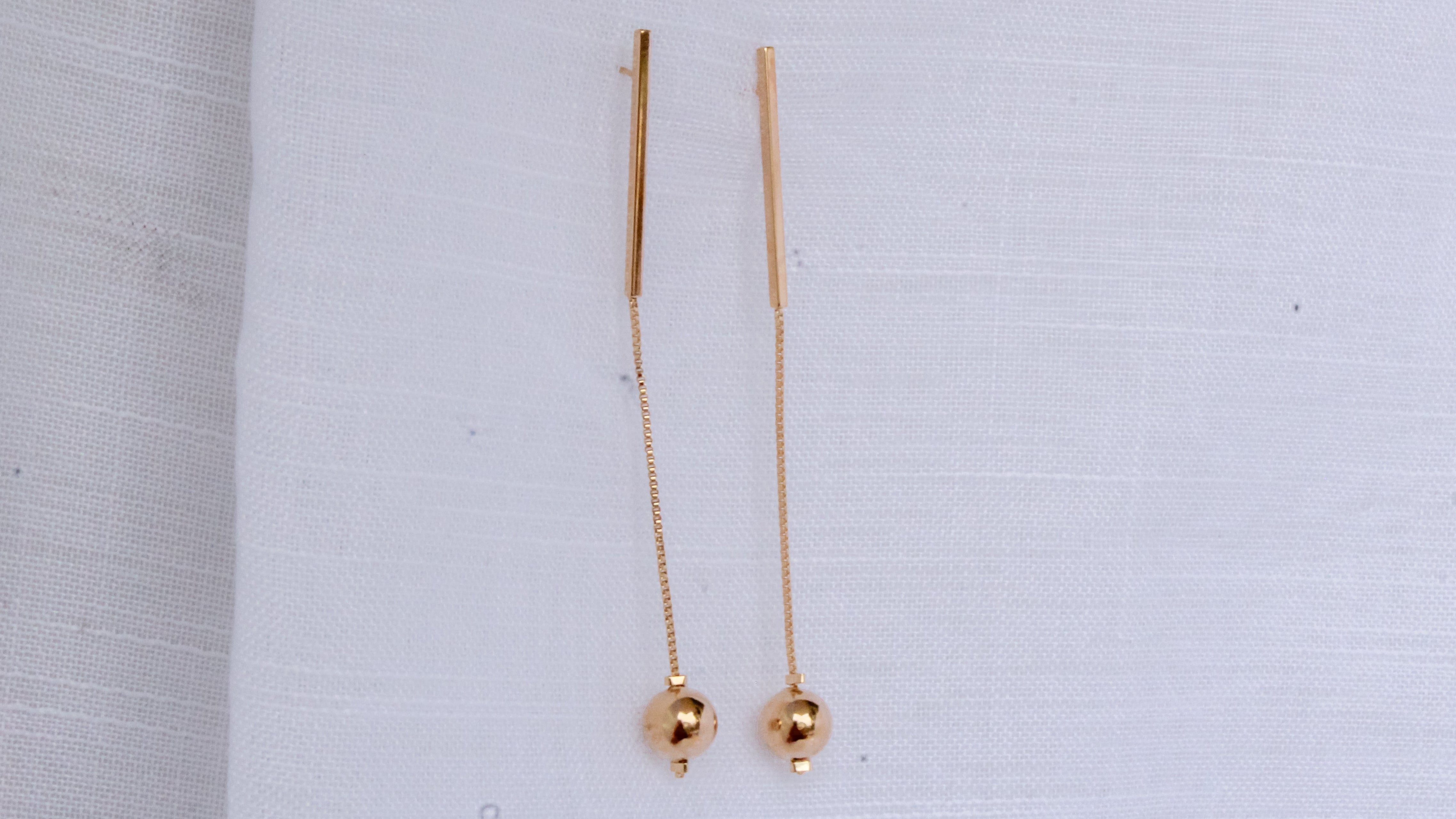 Brinco com Bolinha Pendurada Dourado
