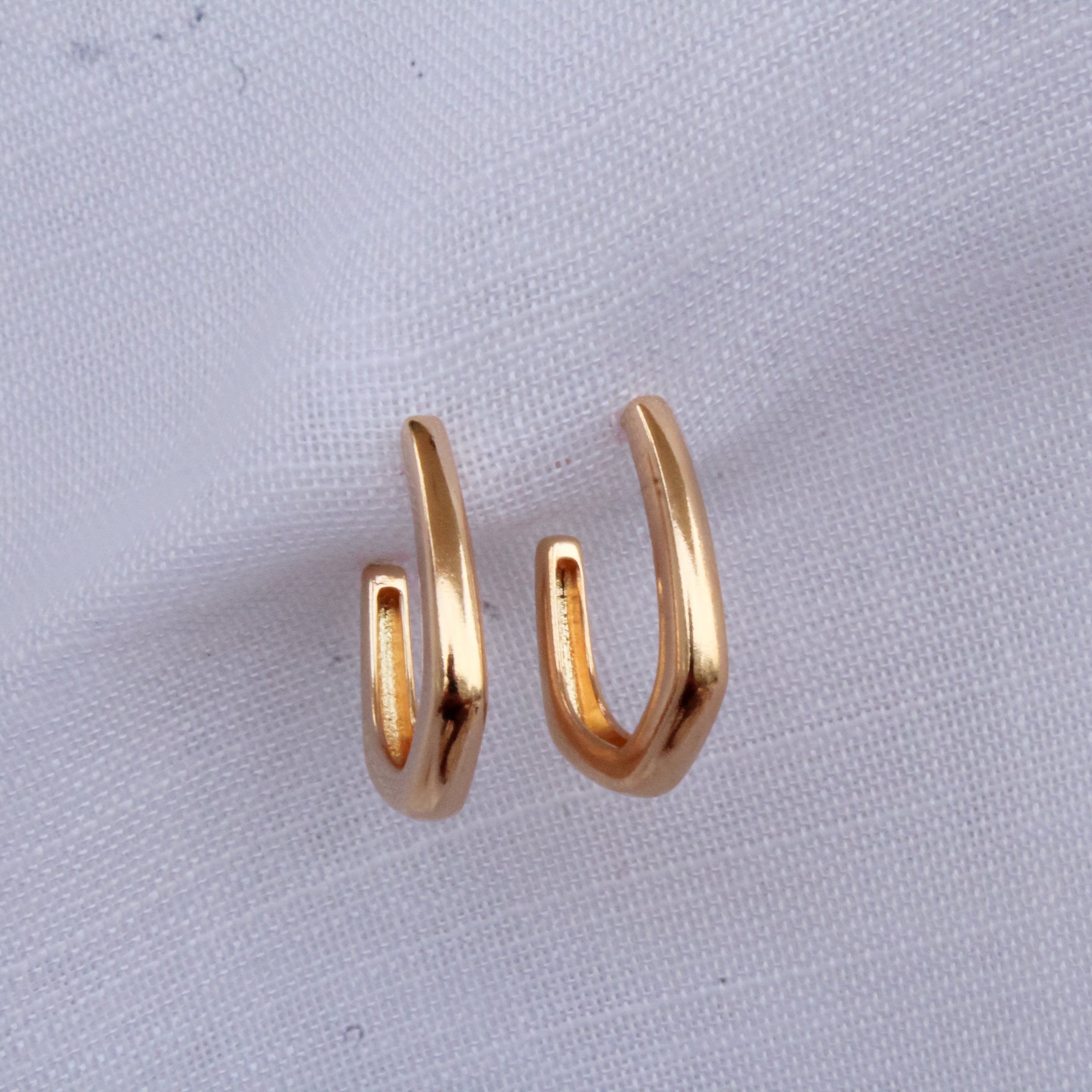 Brinco Semi Argola Formato de U Dourado