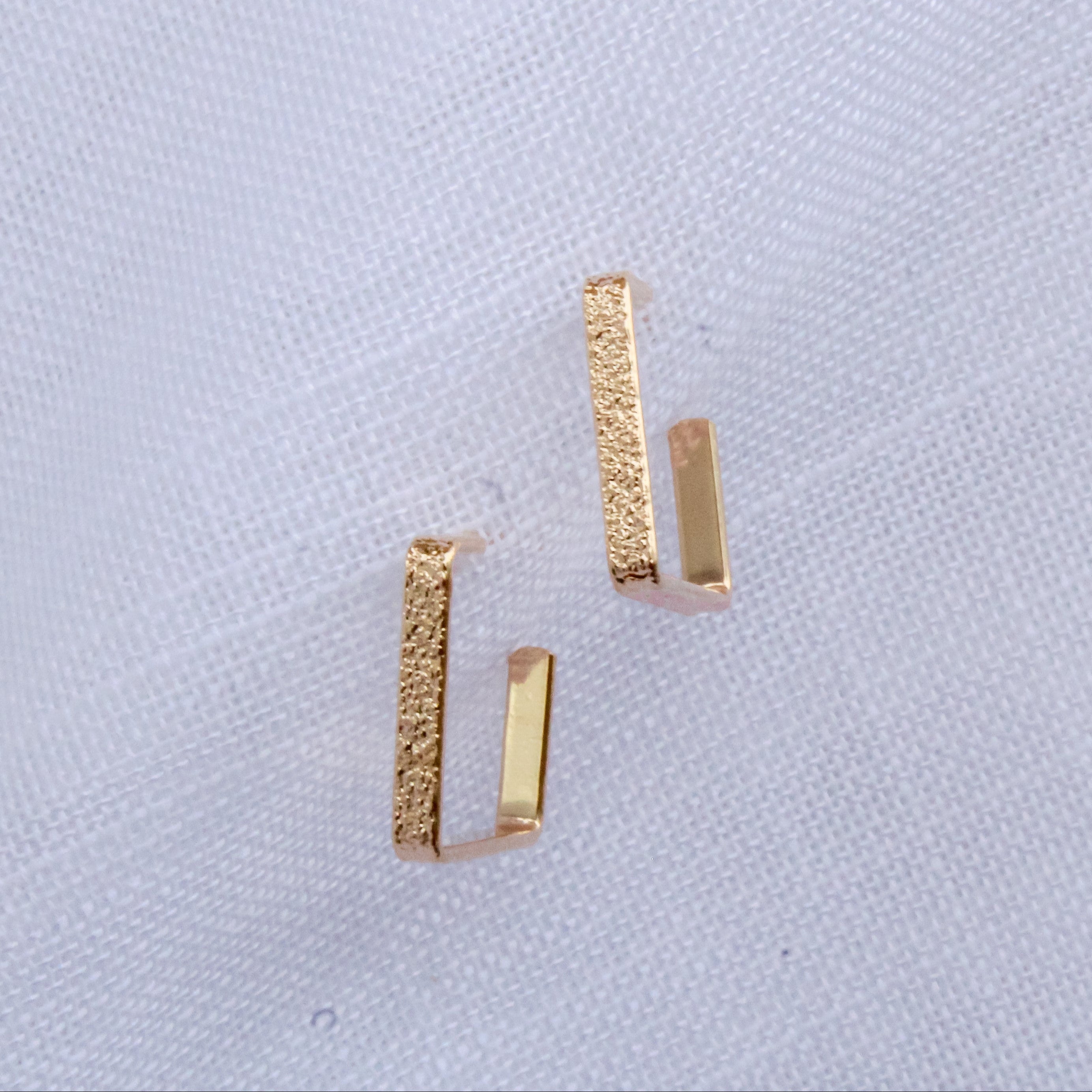 Brinco Argola Quadrada com Textura Dourada