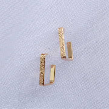 Brinco Argola Quadrada com Textura Dourada