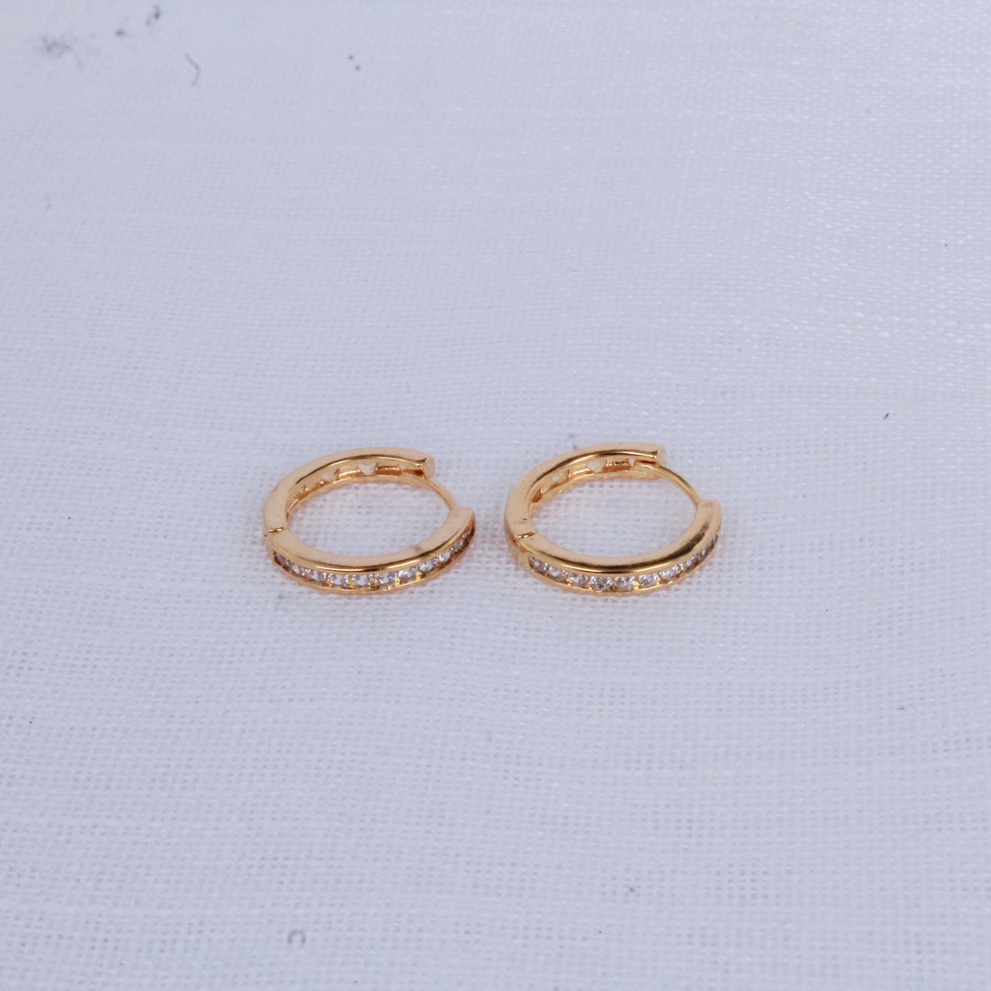 Brinco de Argola Redondo com Mini Zircônias Dourado - G