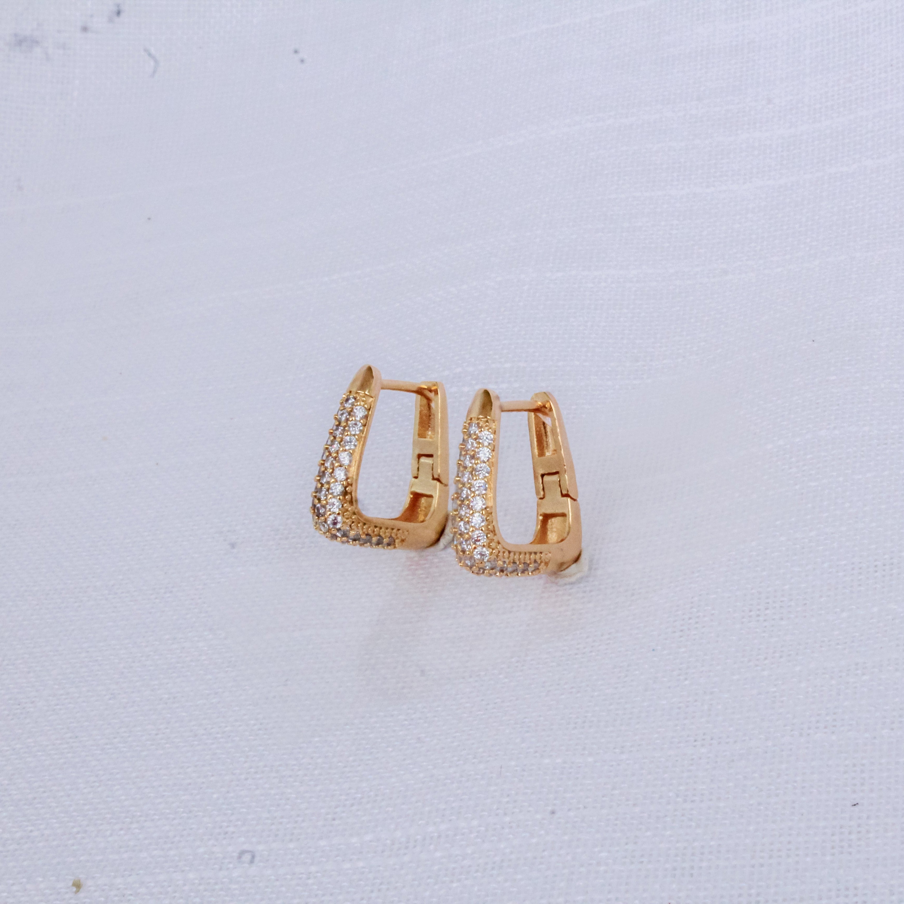 Brinco Orgânico com Mini Zircônia Dourado - G