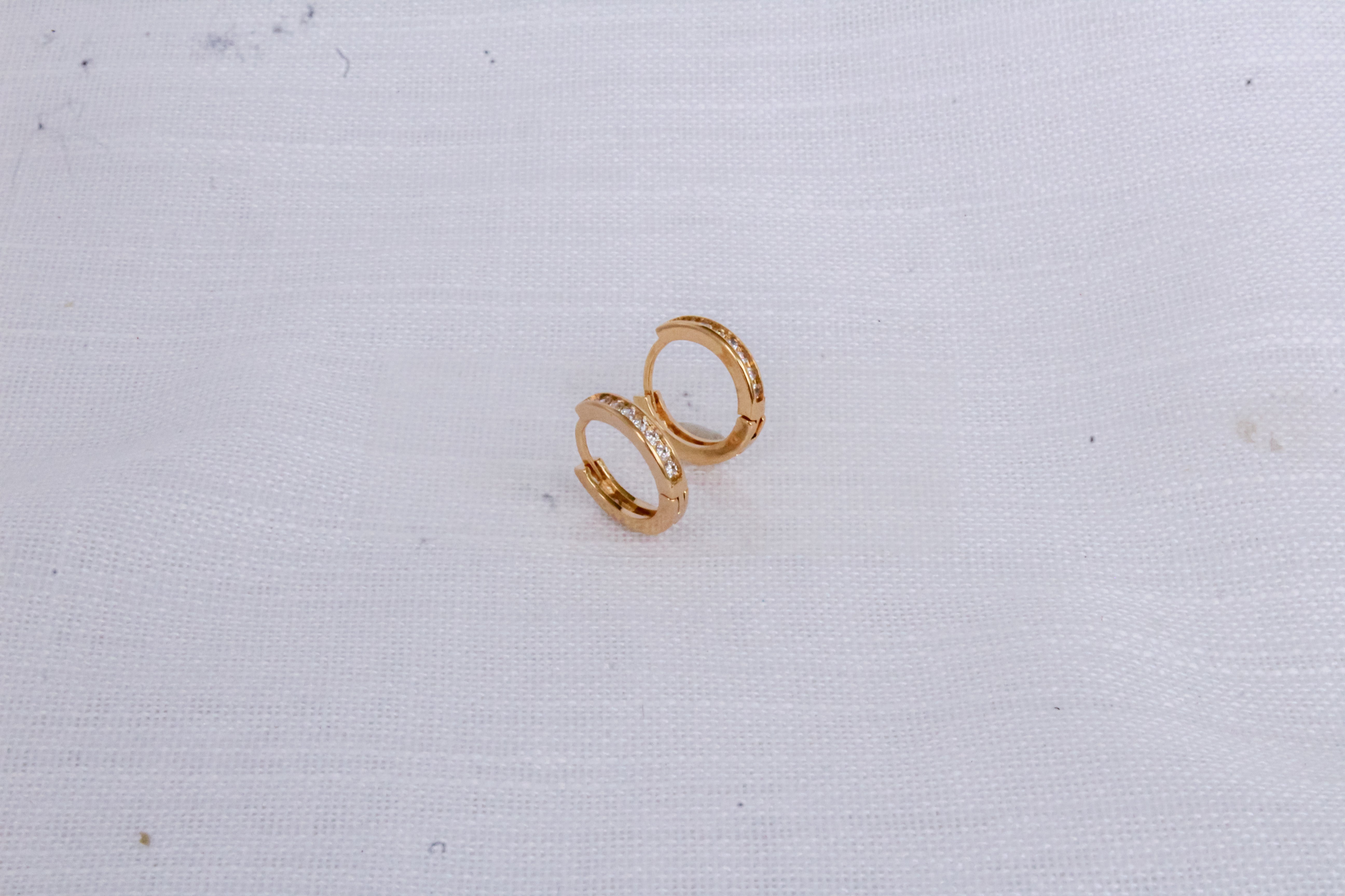 Brinco de Argola Redondo com Mini Zircônias Dourado - M