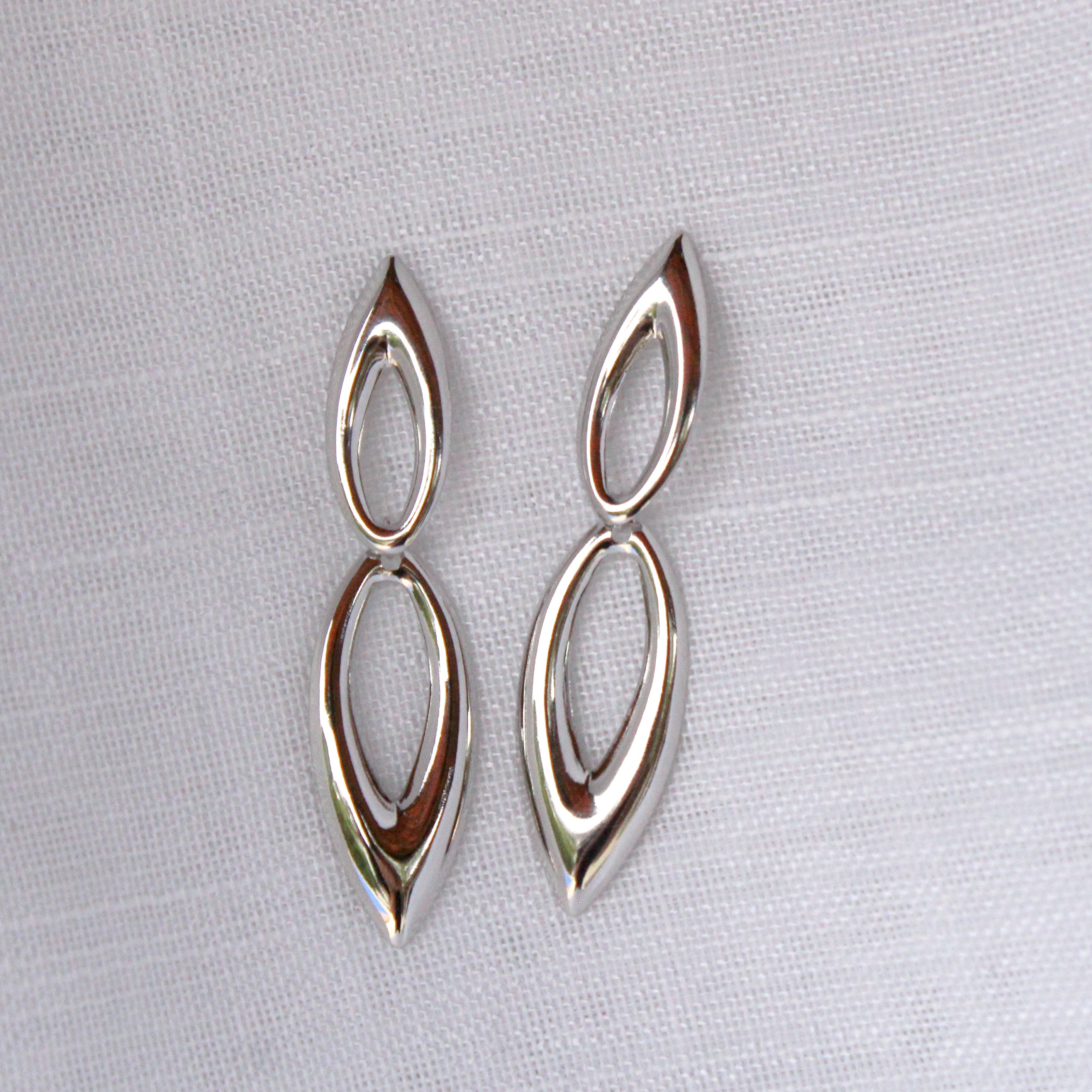 Brinco Alongado Prateado com Duas Gotas