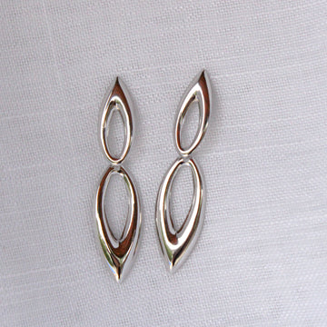 Brinco Alongado Prateado com Duas Gotas