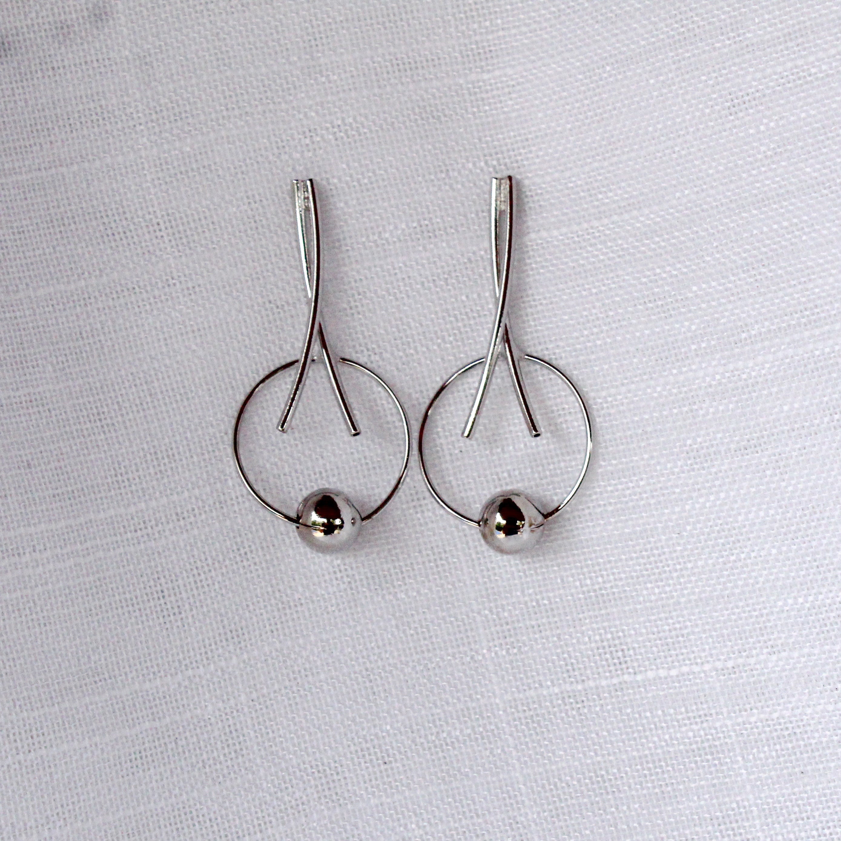 Brinco Linhas Entrelaçadas Com Esfera Prateado