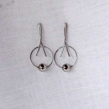 Brinco Linhas Entrelaçadas Com Esfera Prateado