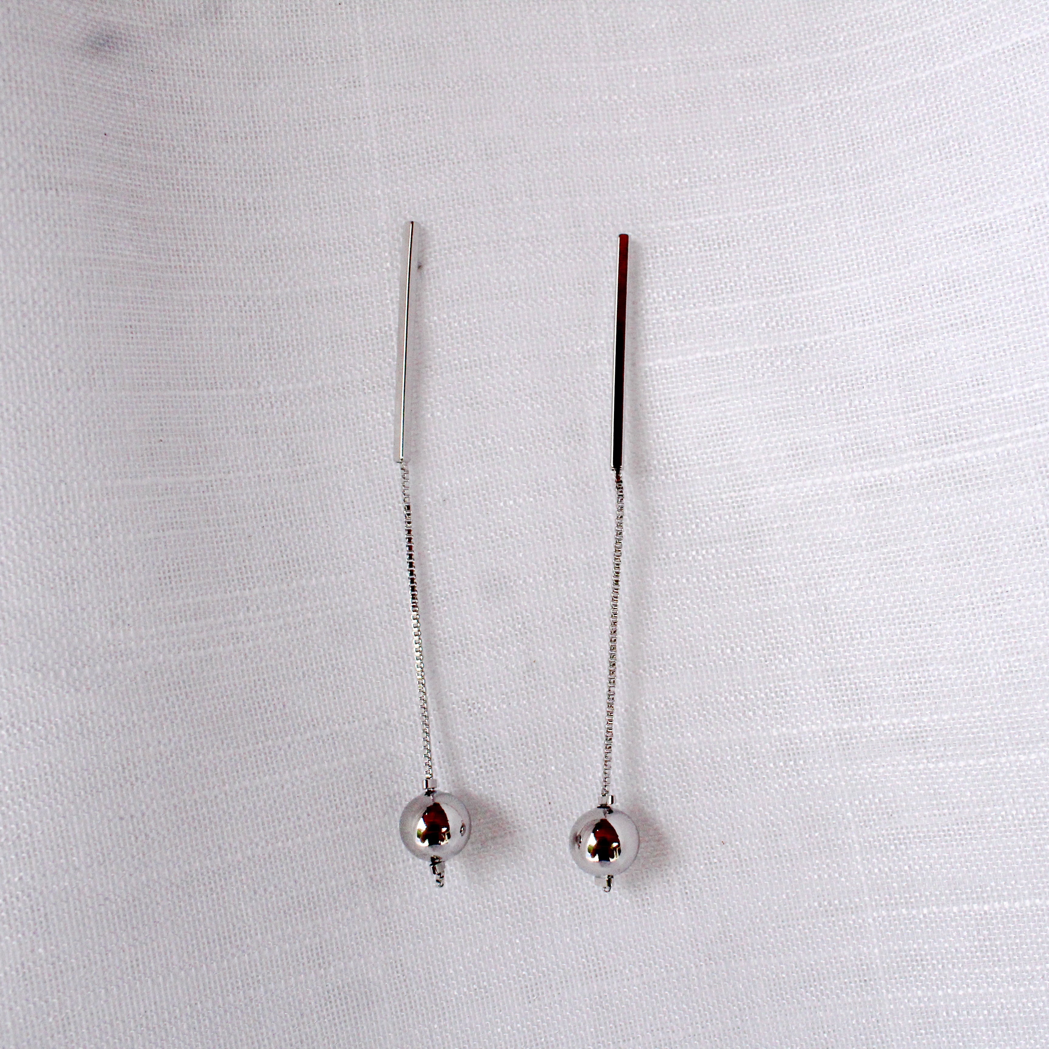 Brinco com Bolinha Pendurada Prateado