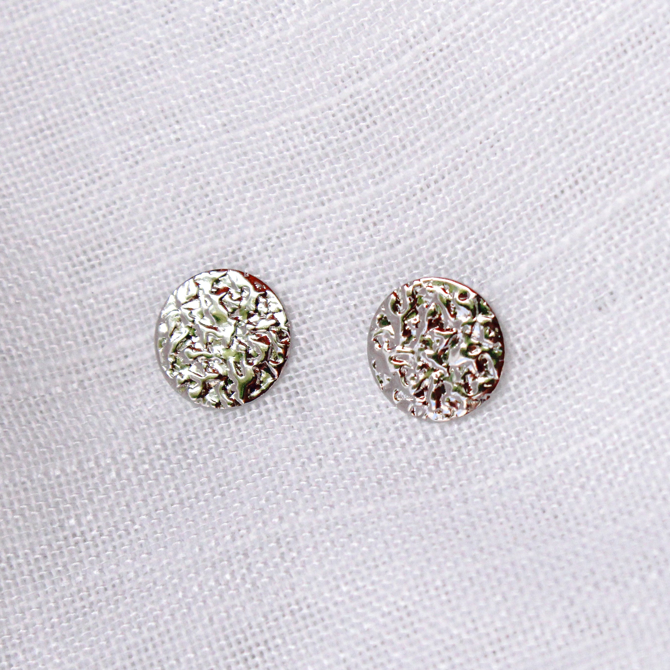 Brinco Chapa Redonda Texturizado Prateado