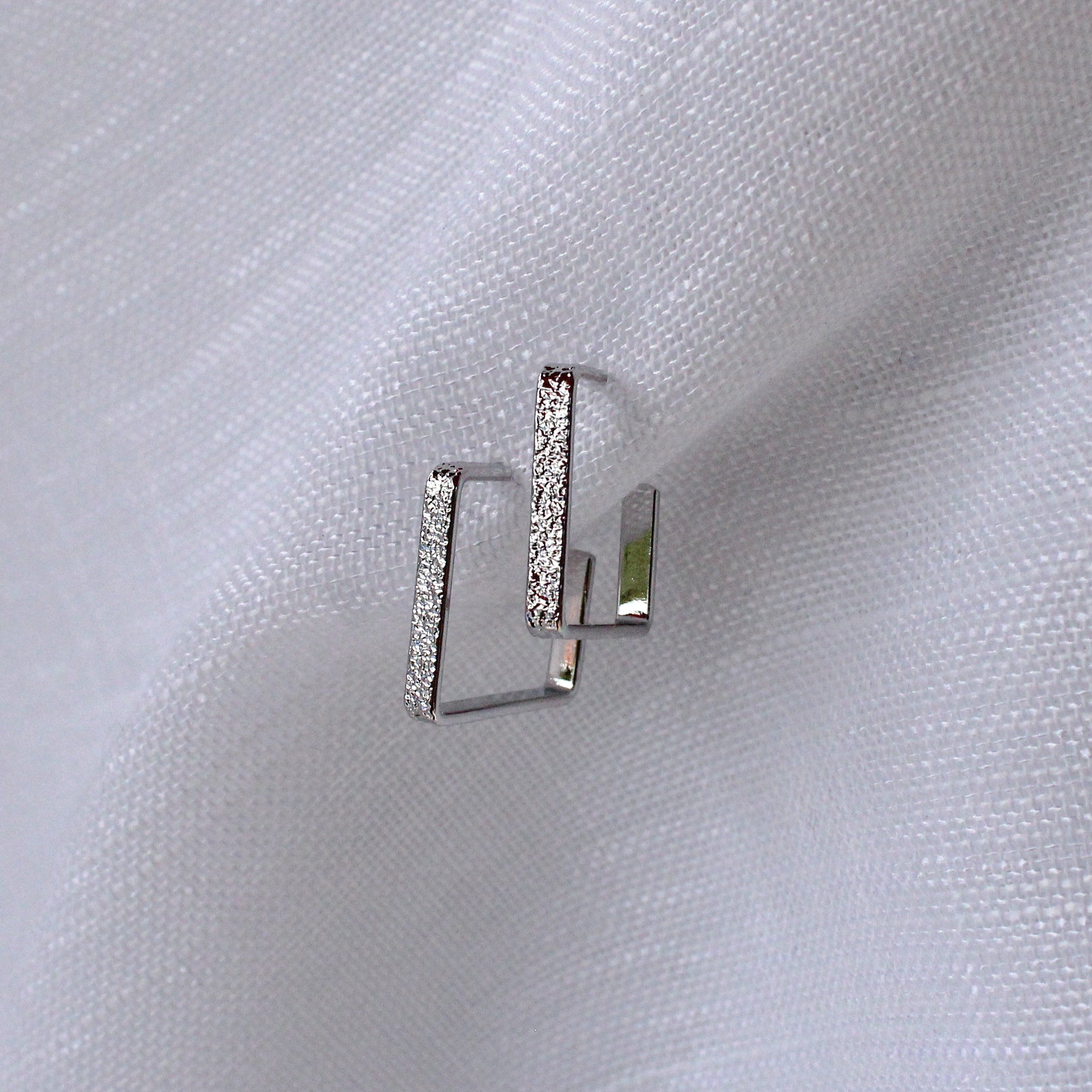 Brinco Argola Quadrada com Textura Prateado