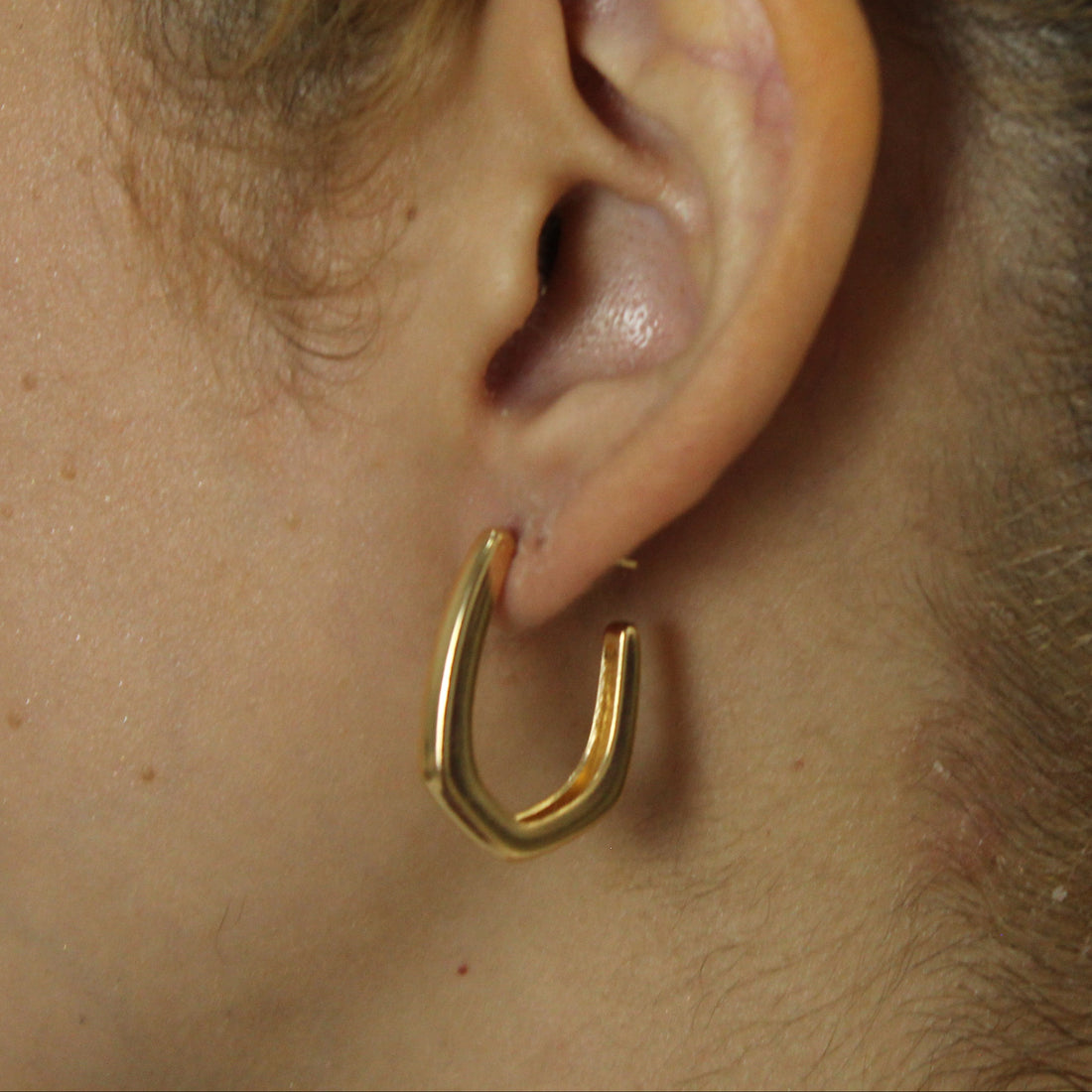 Brinco Semi Argola Formato de U Dourado