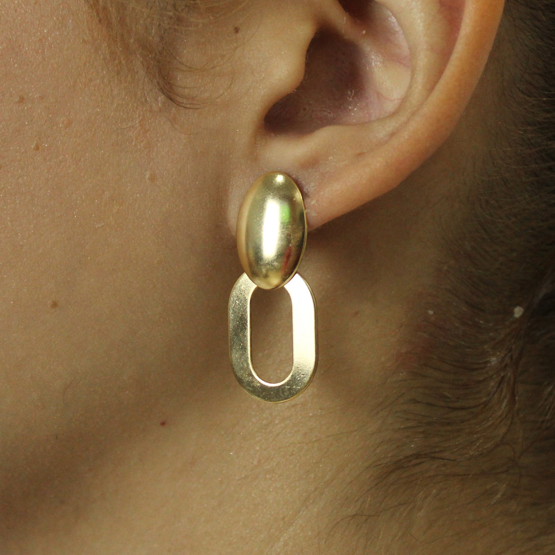 Brinco Oval Chapa Dupla Abaloado Dourado