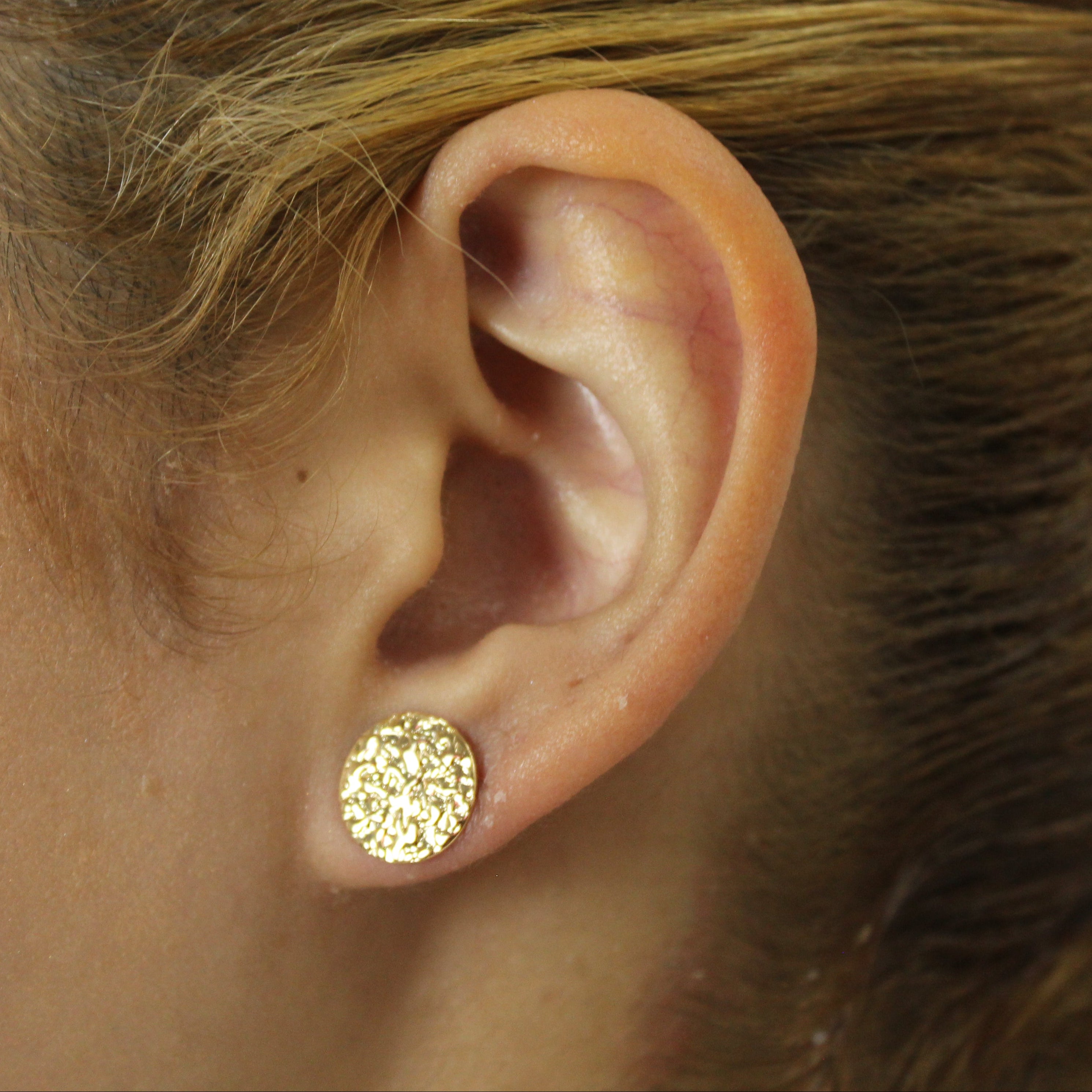 Brinco Chapa Redonda Texturizado Dourado