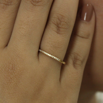 Anel Meia Aliança de Mini Zircônias Dourado