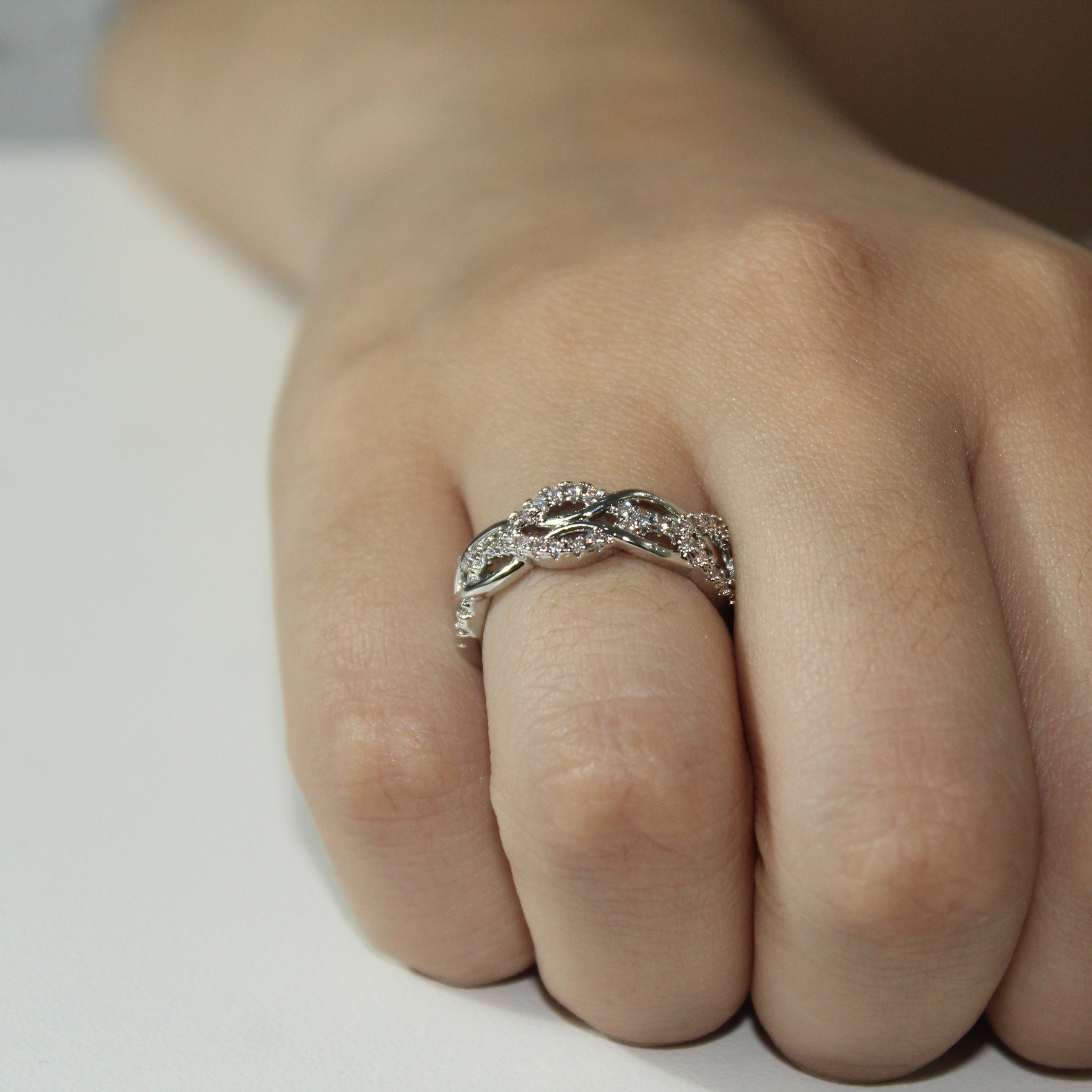 Anel Laço Linha e Zircônia Prateado