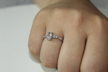 Anel de Zircônias com Zircônia Losangulo Prateado