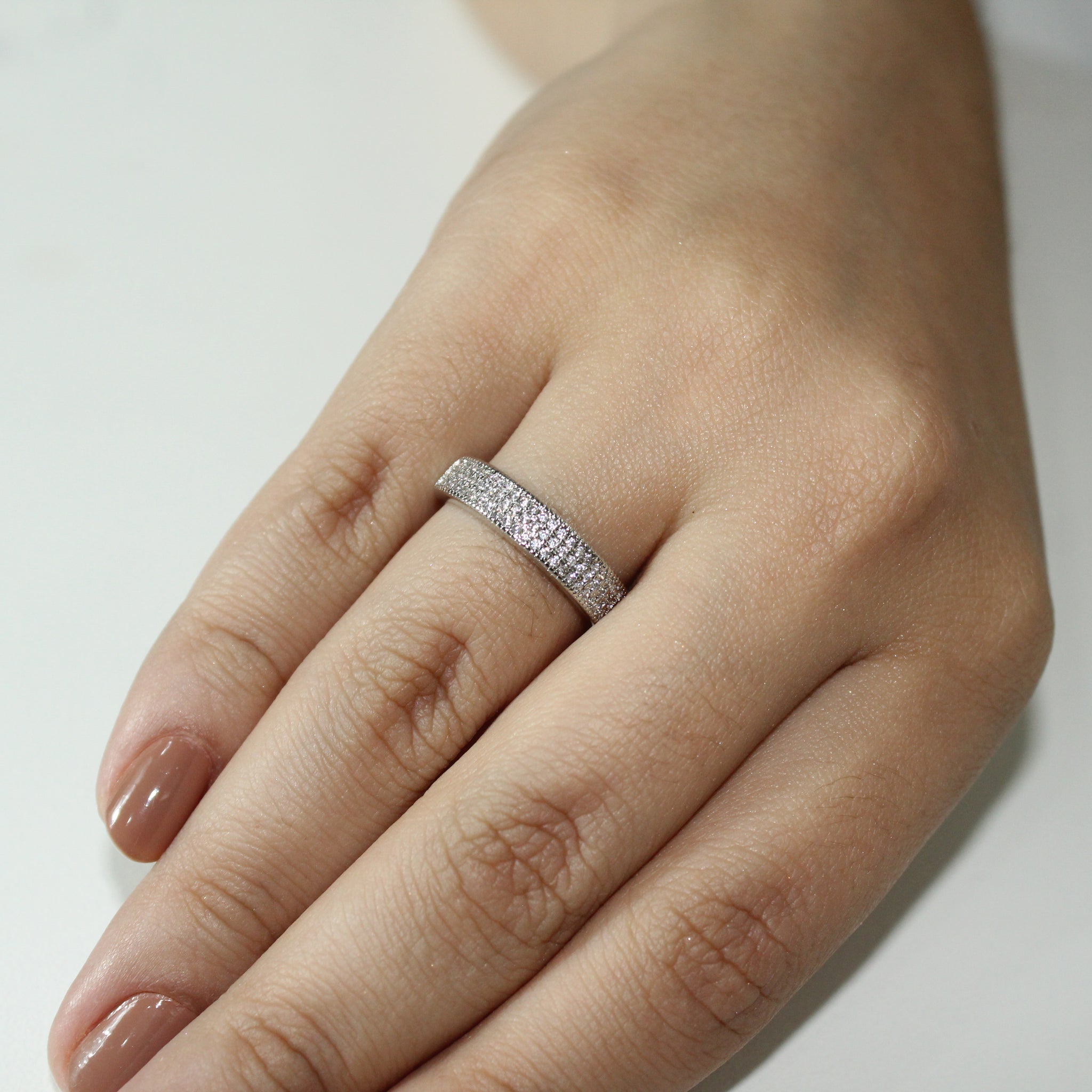 Anel Com Metade Cravejado de Mini Zircônias Prateado