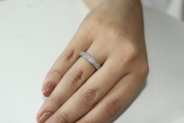 Anel Com Metade Cravejado de Mini Zircônias Prateado