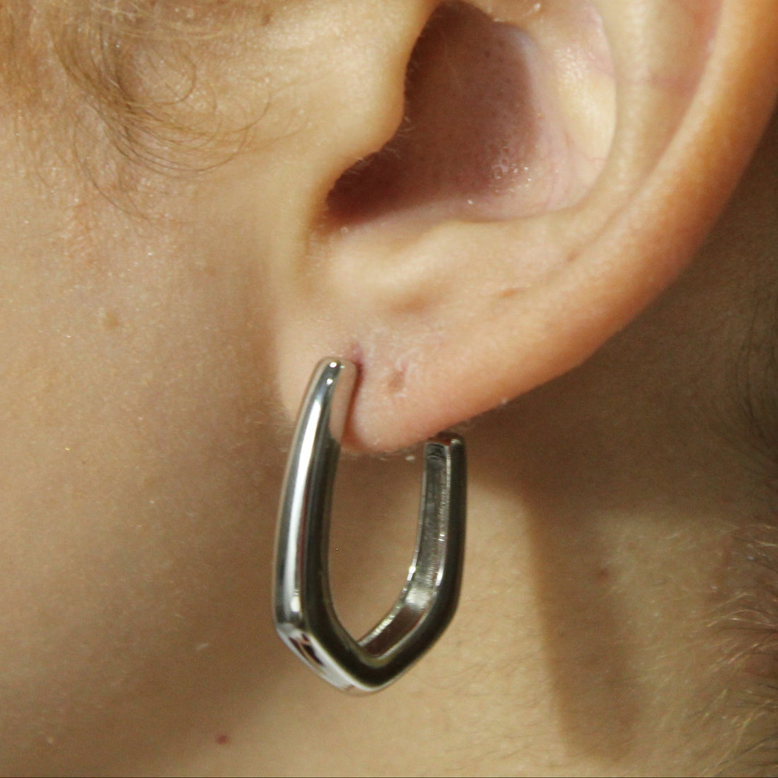 Brinco Semi Argola Formato de U Prateado