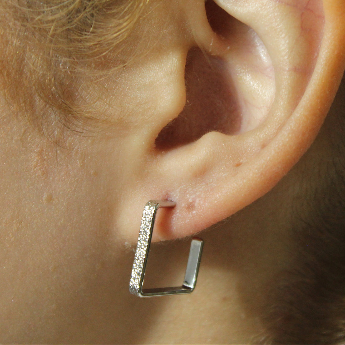 Brinco Argola Quadrada com Textura Prateado