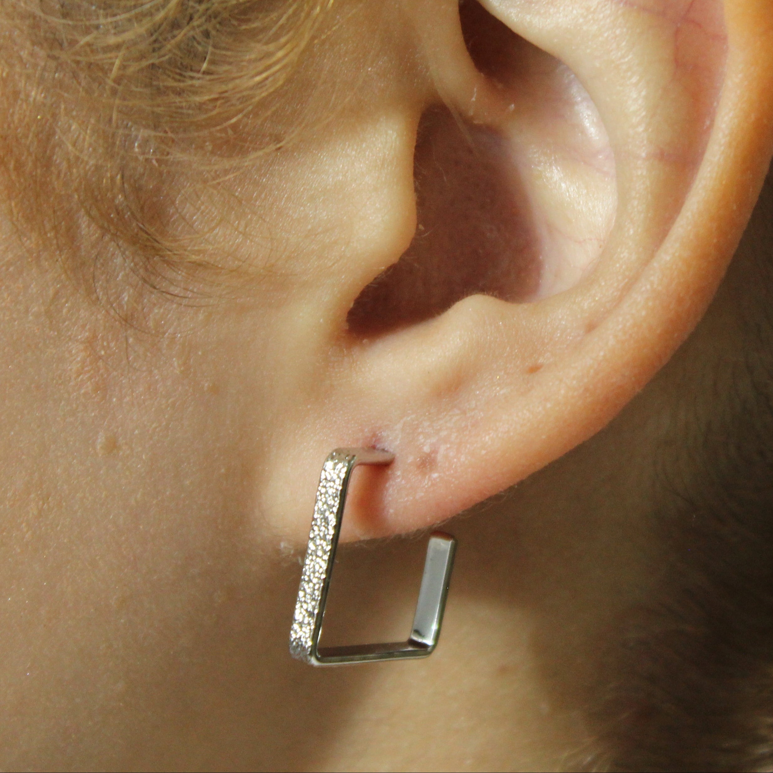 Brinco Argola Quadrada com Textura Prateado