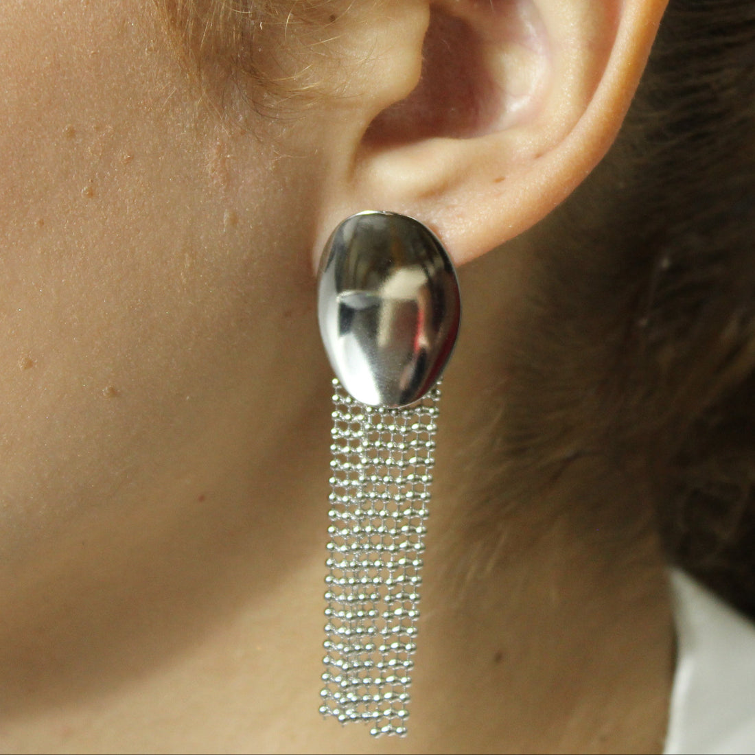 Brinco Chapa Oval com Franjas Prateado