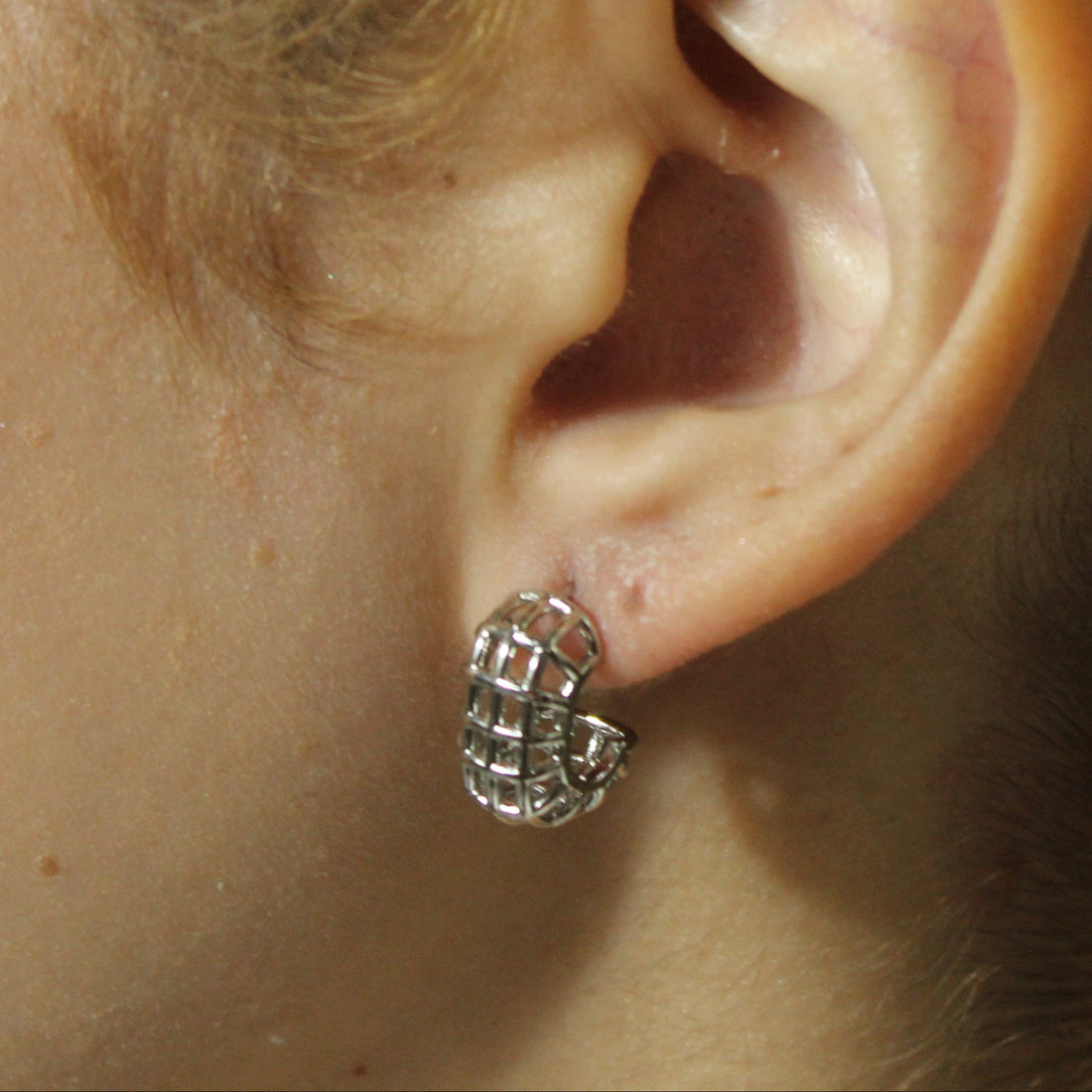 Brinco Semi Argola com Tecido Prateado