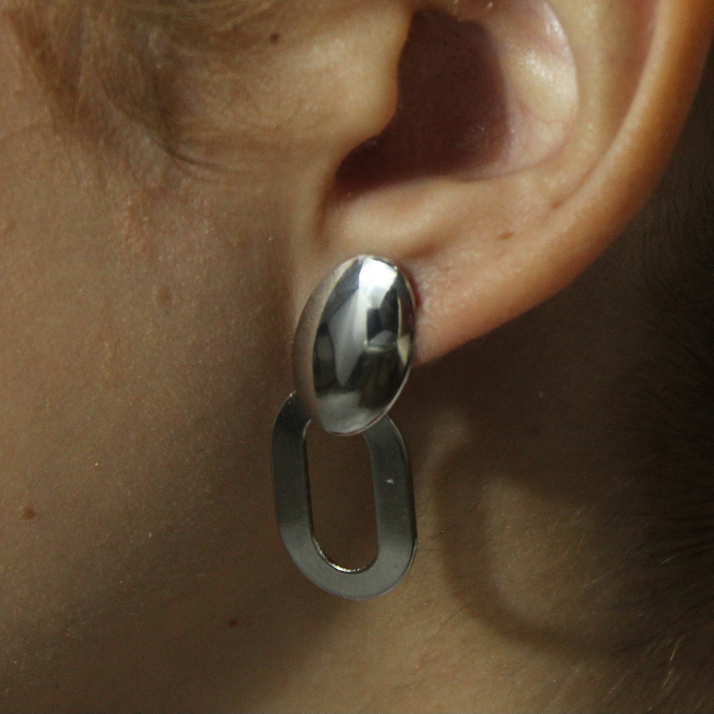 Brinco Oval Chapa Dupla Abaloado Prateado