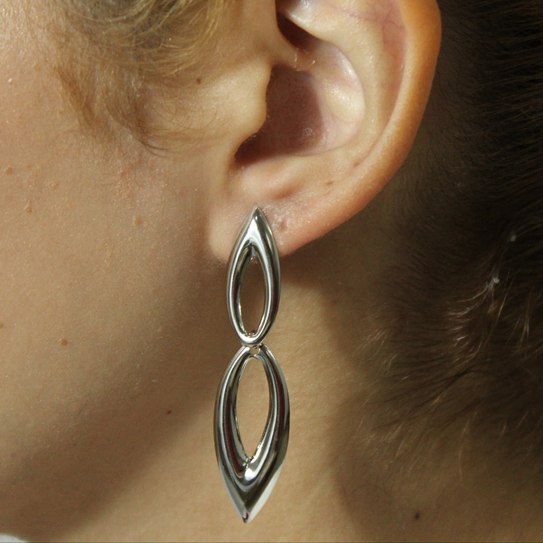 Brinco Alongado Prateado com Duas Gotas