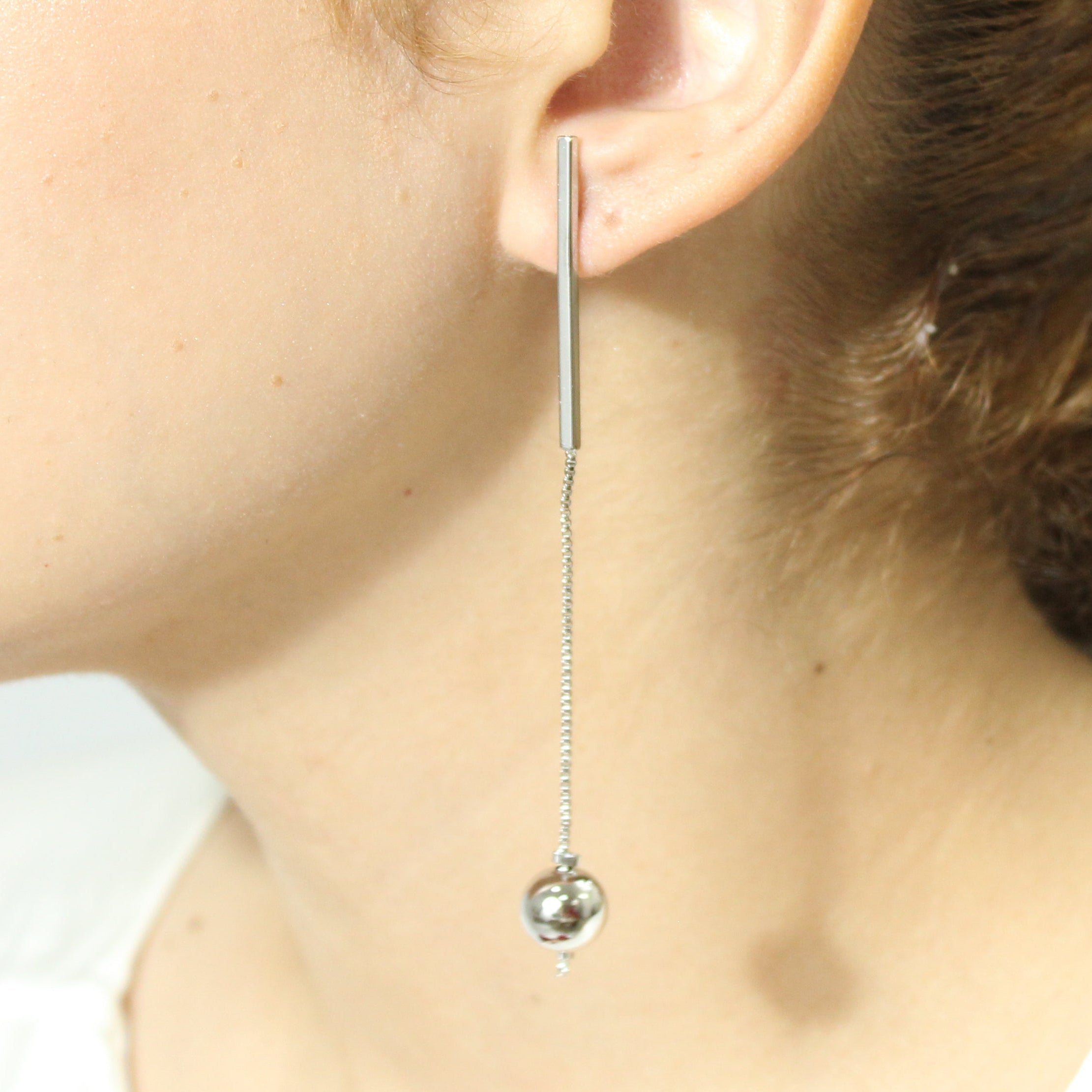 Brinco com Bolinha Pendurada Prateado