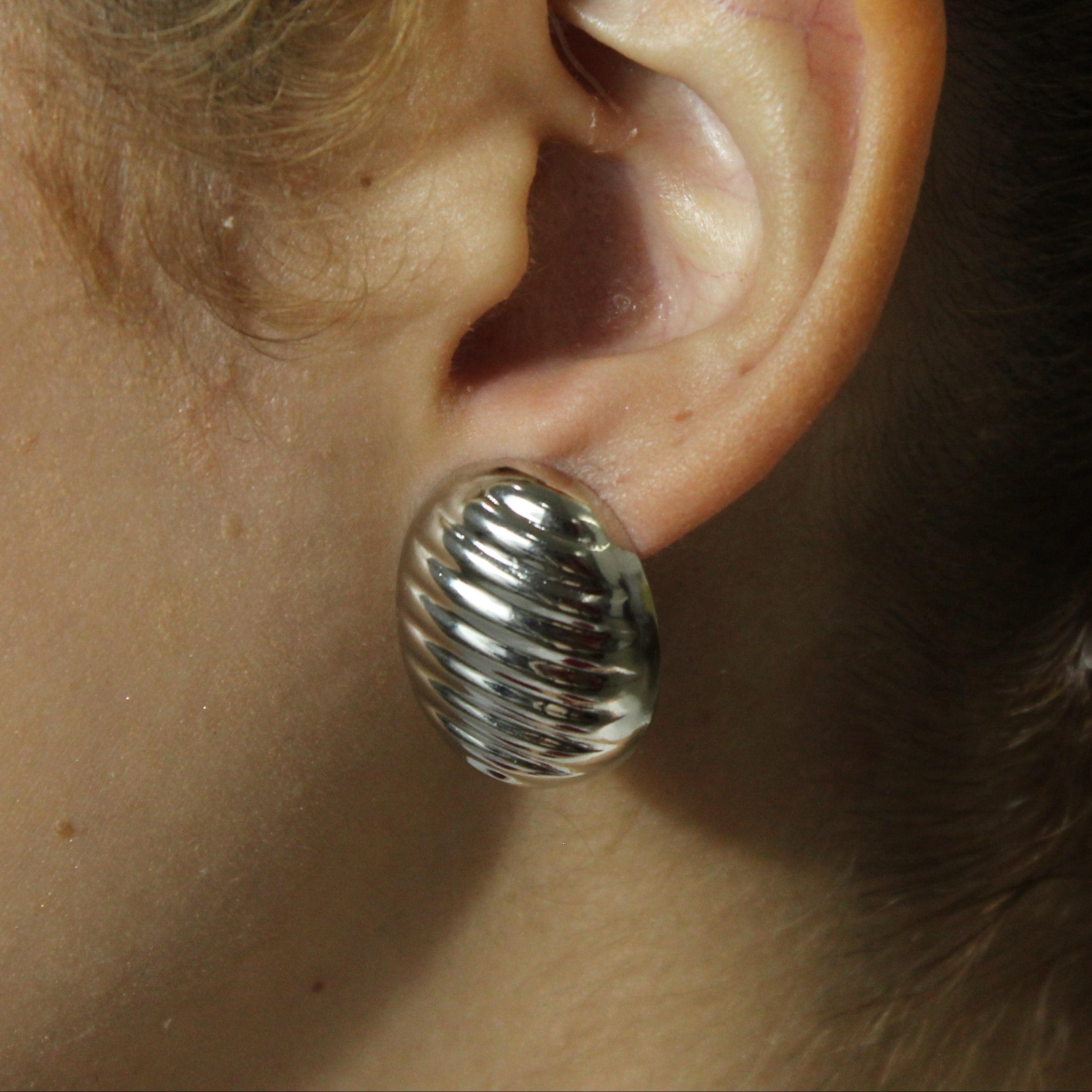 Brinco Abaloado Com Frisos Prateado