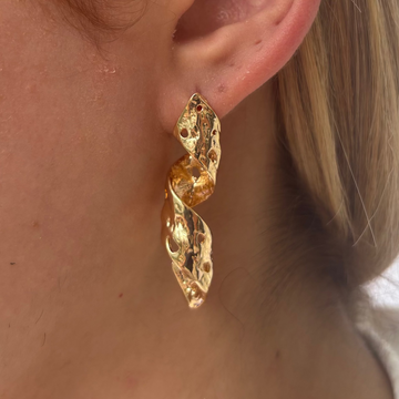 Brinco Torcido Concha Dourado