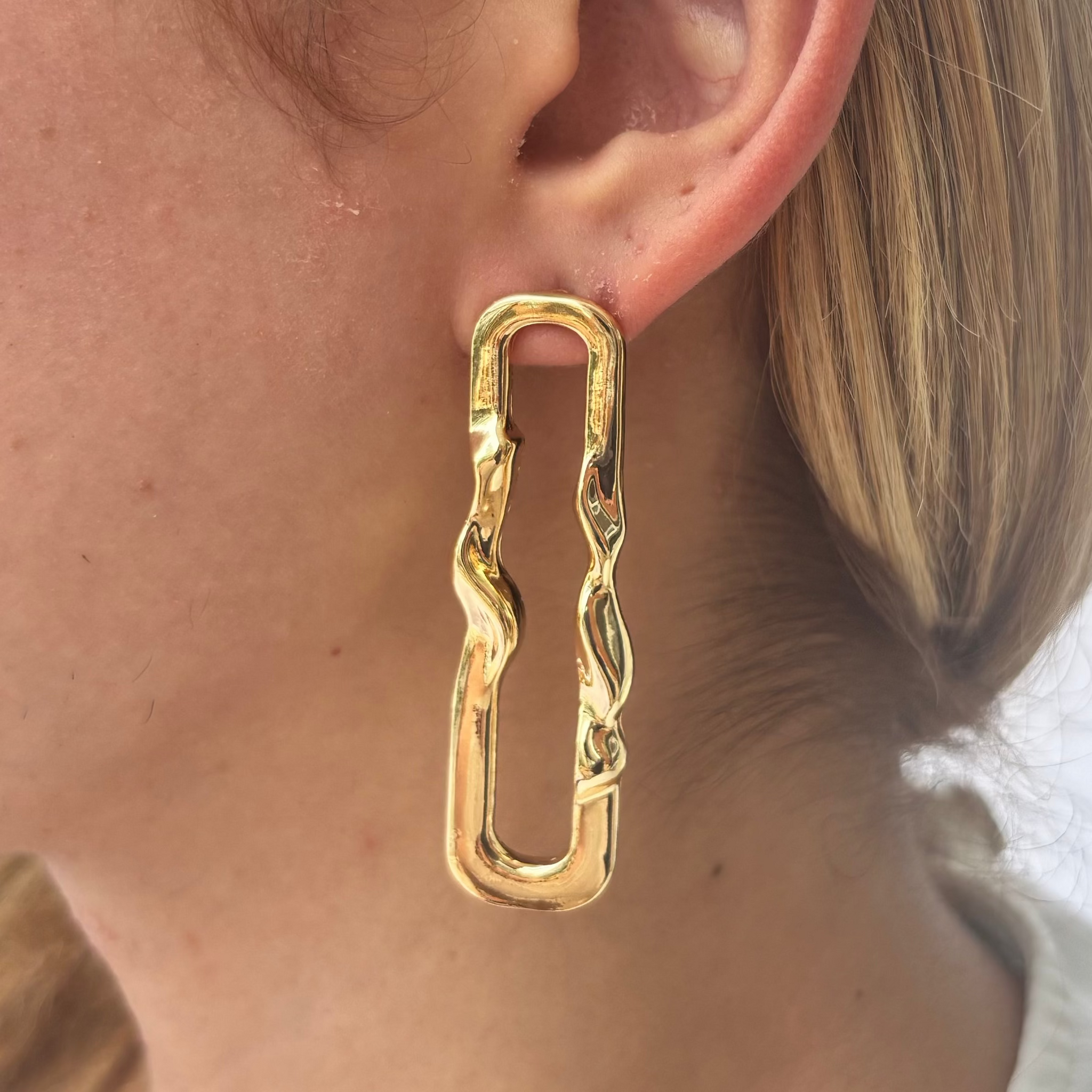 Brinco Orgânico Dourado Efeito Derretido